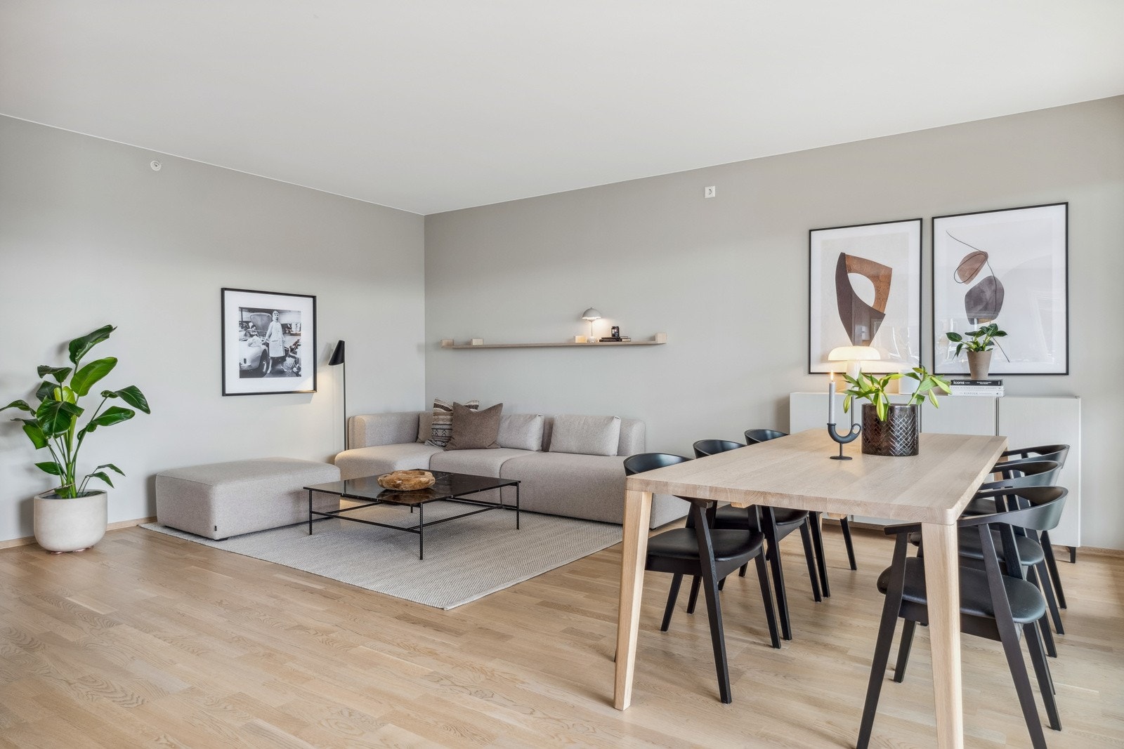 En moderne og attraktiv 3-roms endeleilighet fra 2020 i byggets 3.etasje. Galleribilde