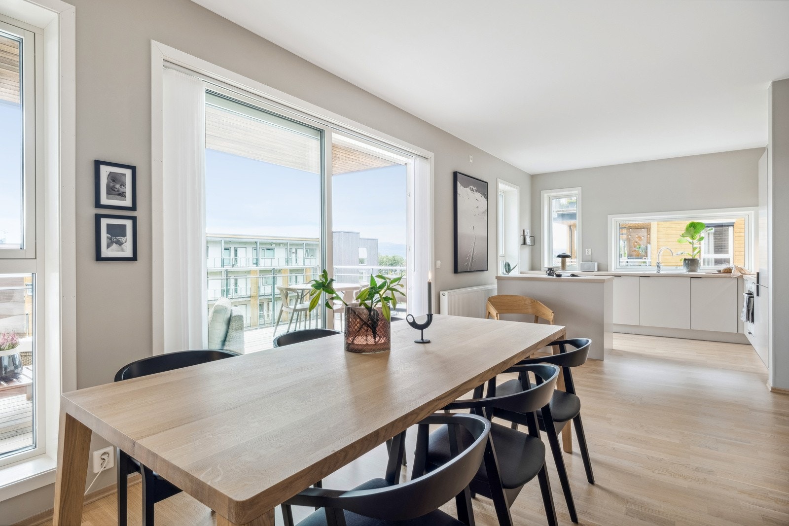 Boligen varmes opp via fjernvarme og det er balansert ventilasjon. Galleribilde