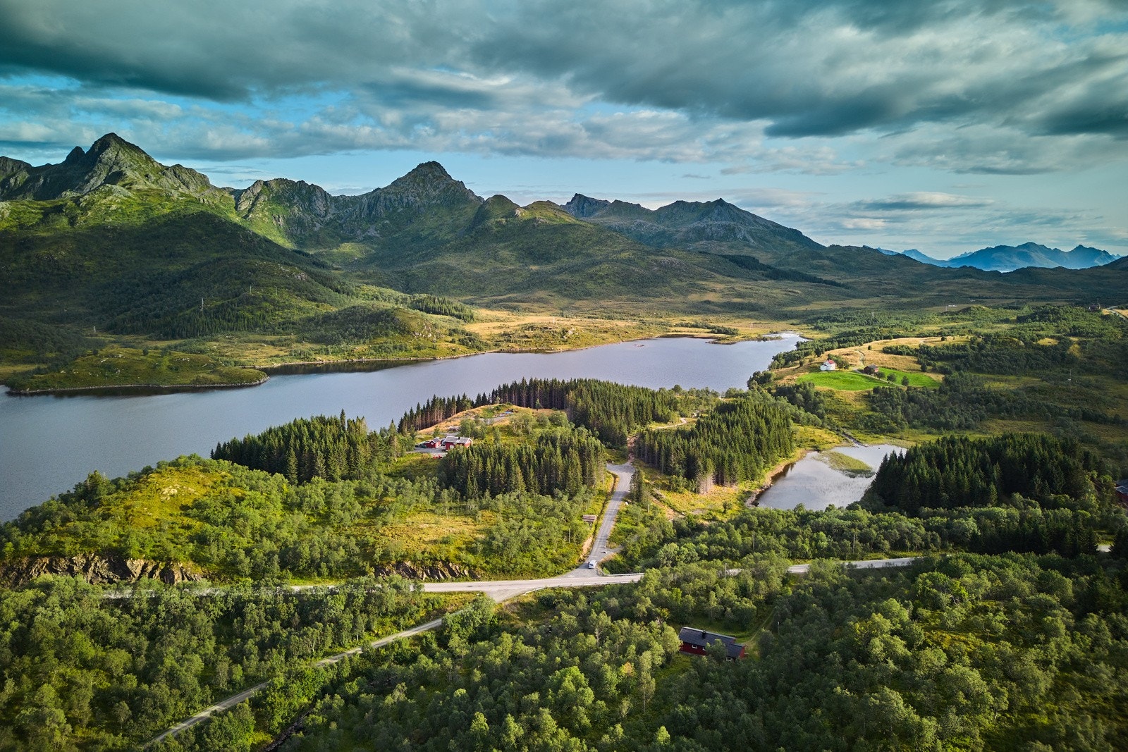 Eiendommen er beliggende like ved Kråkhaugvatnet i nærheten av Kråkberget i Bø i Vesterålen. Galleribilde