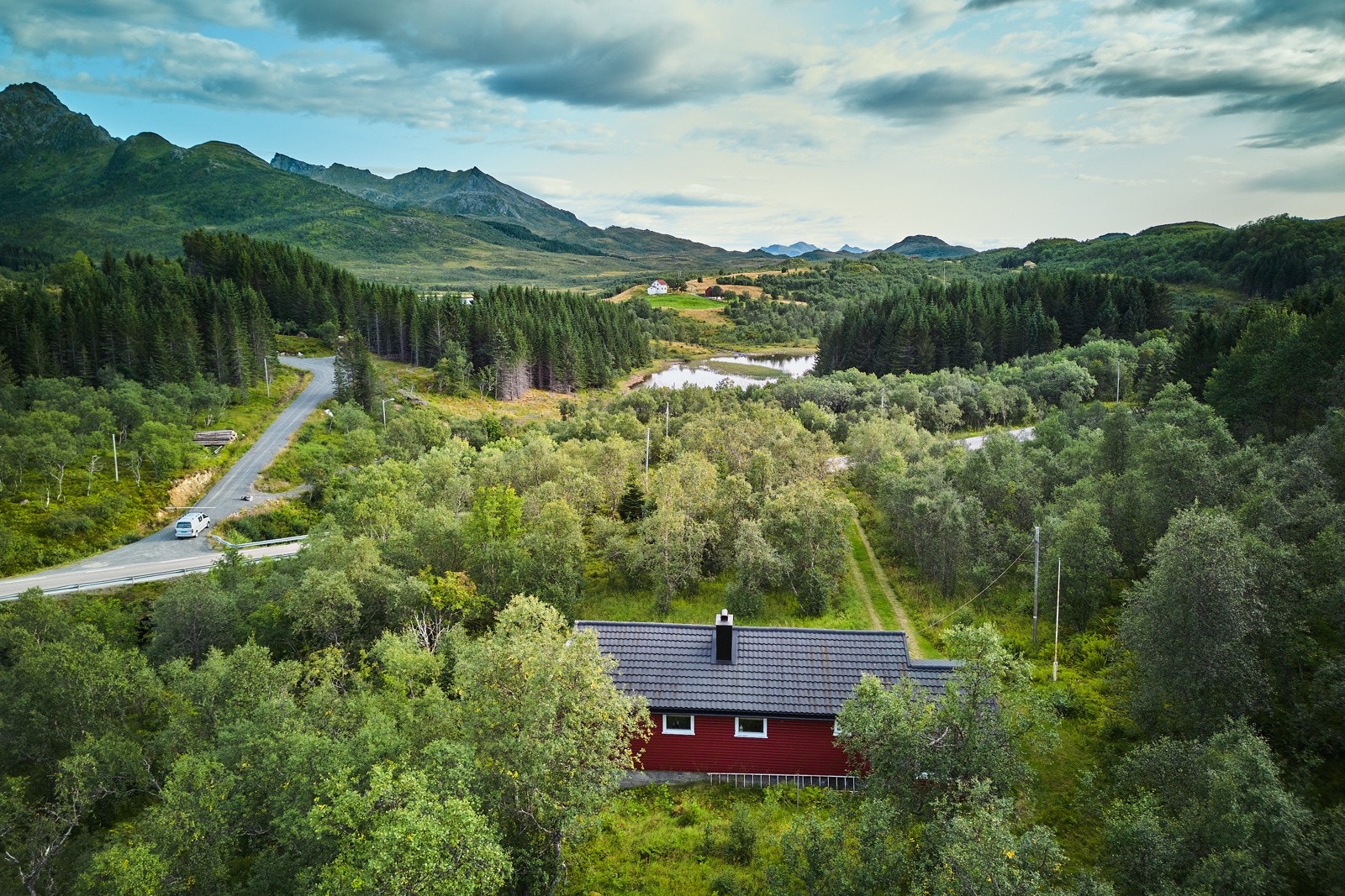 Hytta har vann, avløp og strøm. Galleribilde
