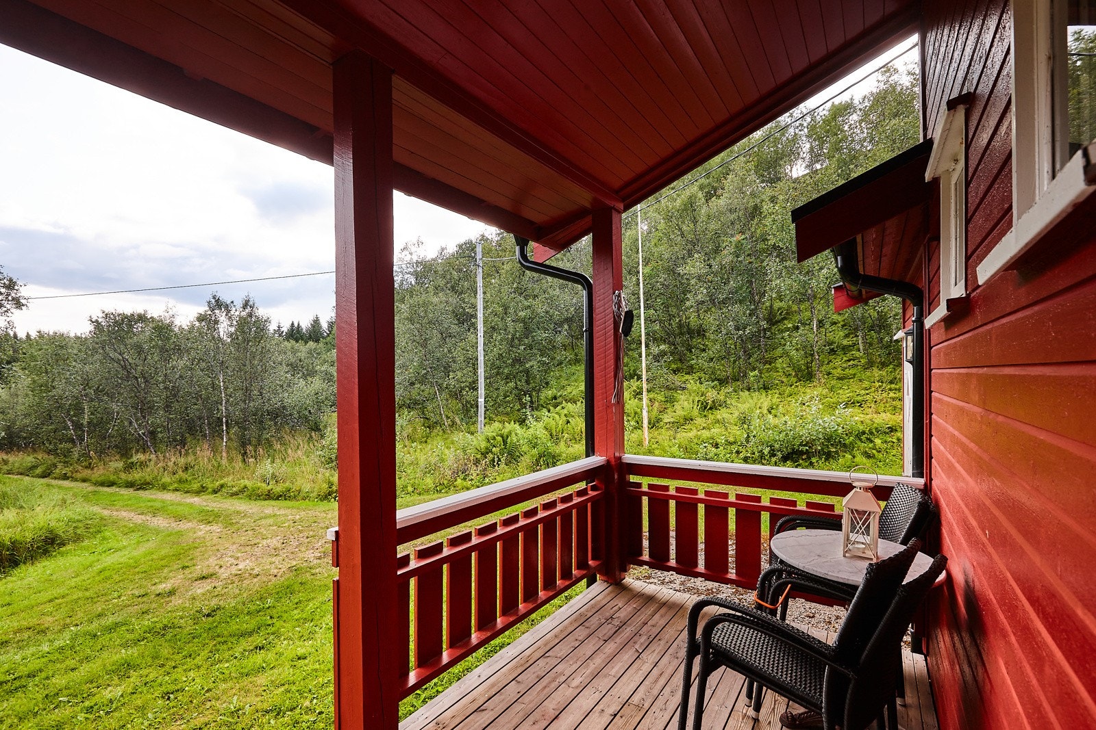 Overbygd inngangsparti med terrasse. Galleribilde