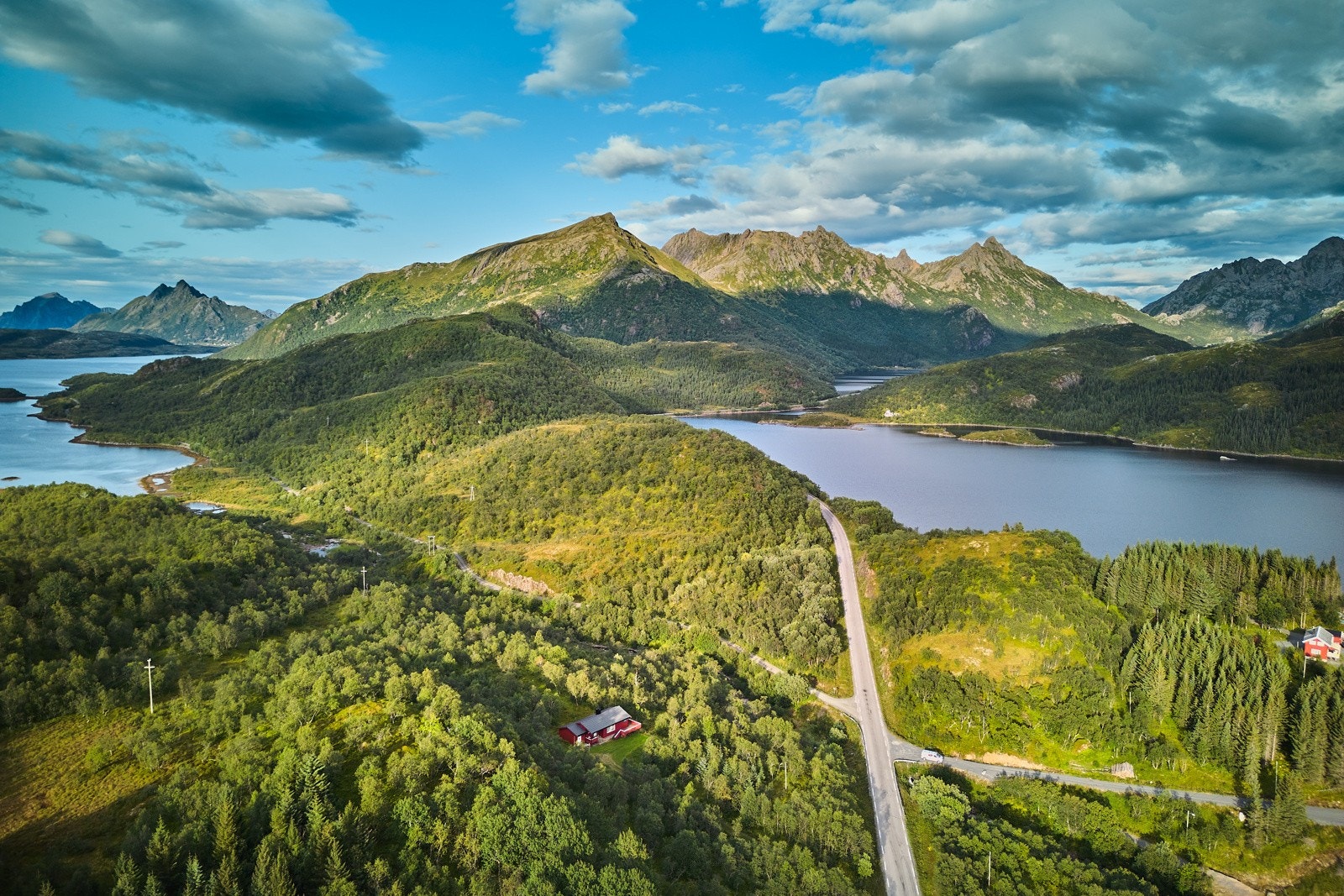 Det er ca 15 km til kommunesenteret Straume. Galleribilde