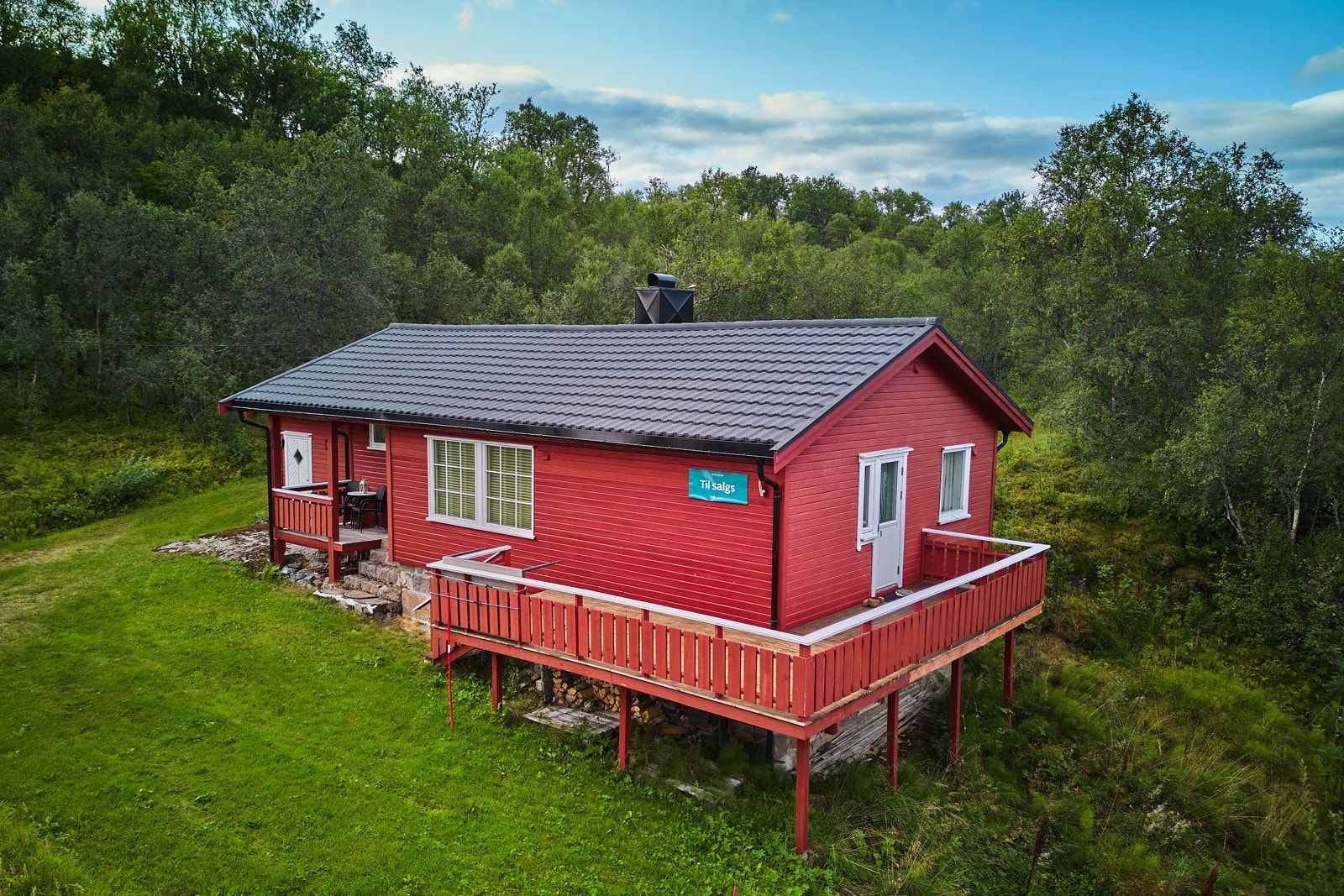 Koselig hytte på Nord-Rygge i Bø som ligger høyt og fritt til med god og usjenert beliggenhet. Galleribilde