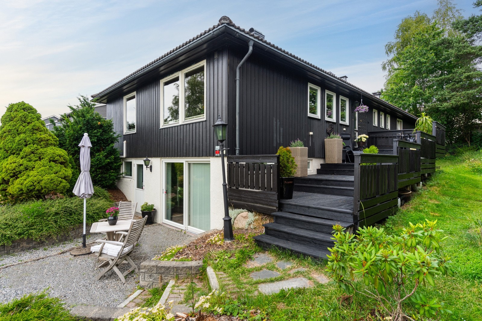 I den brede trappen opp til inngangspartiet er det plass til hagemøbler, blomsterpotter, lykter, mm Galleribilde