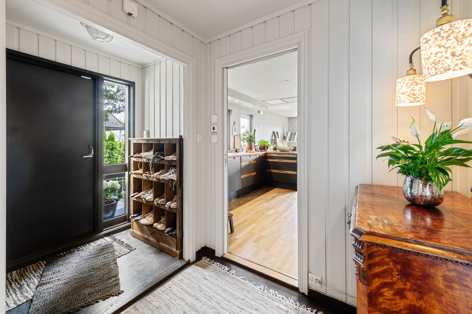Inngangsdøren med sidefelt i glass gir fint dagslys til entreen Galleribilde