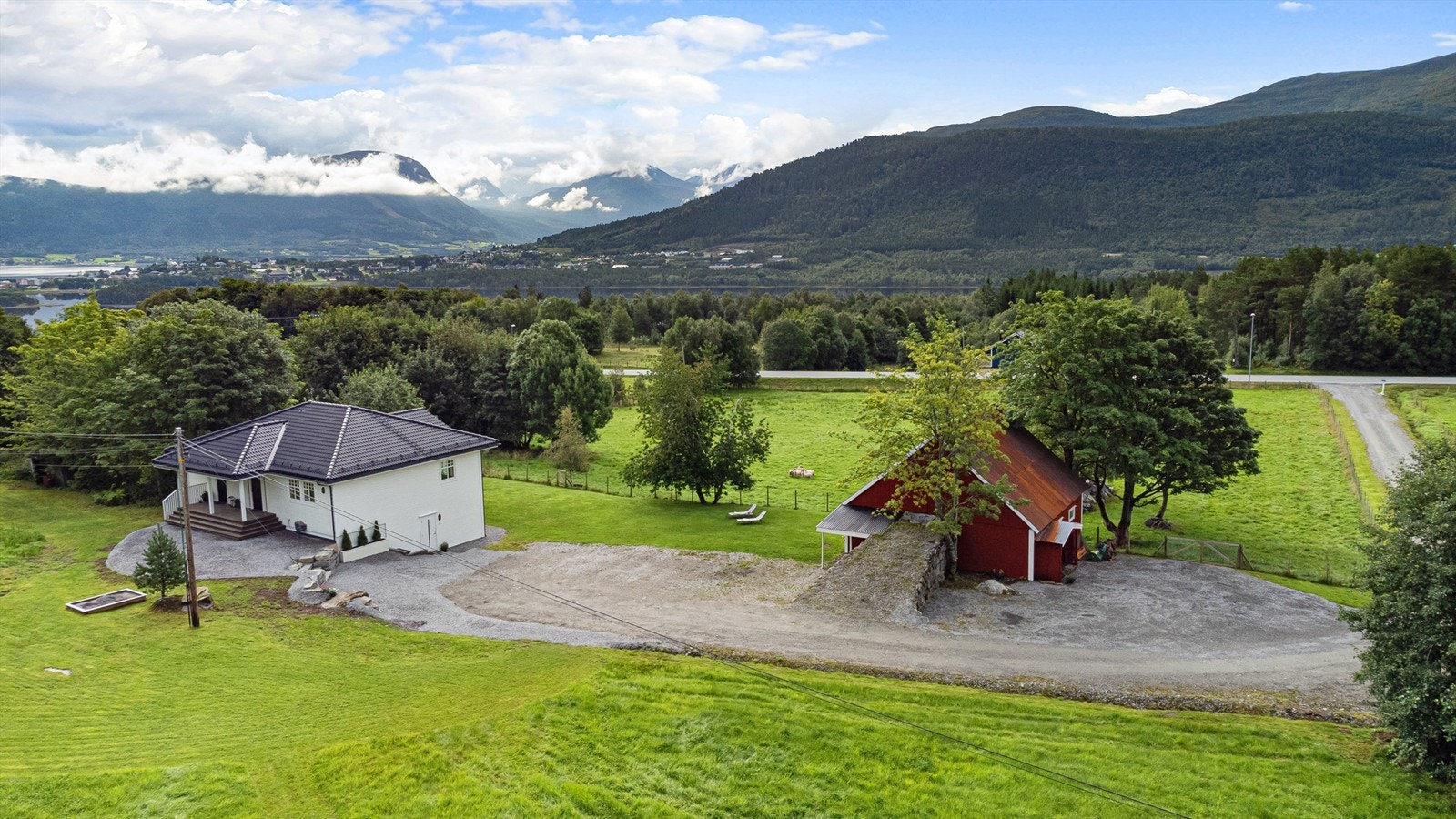 I tillegg til boligen er det to eldre låver på eiendommen og ett uthus Galleribilde