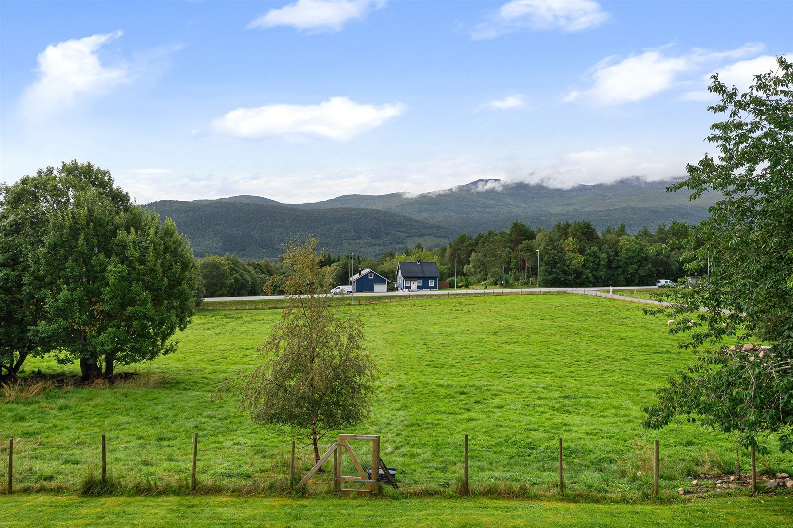 Utsikt over egen eiendom, samt flotte fjell og natur ellers Galleribilde