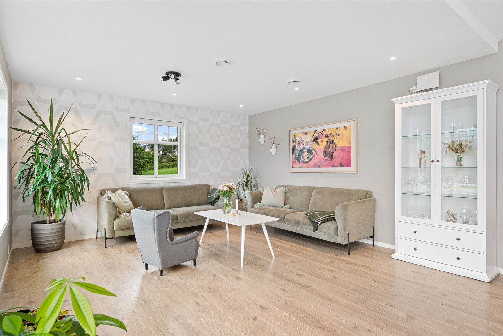 Stua er holdt i lyse, moderne farger. Galleribilde