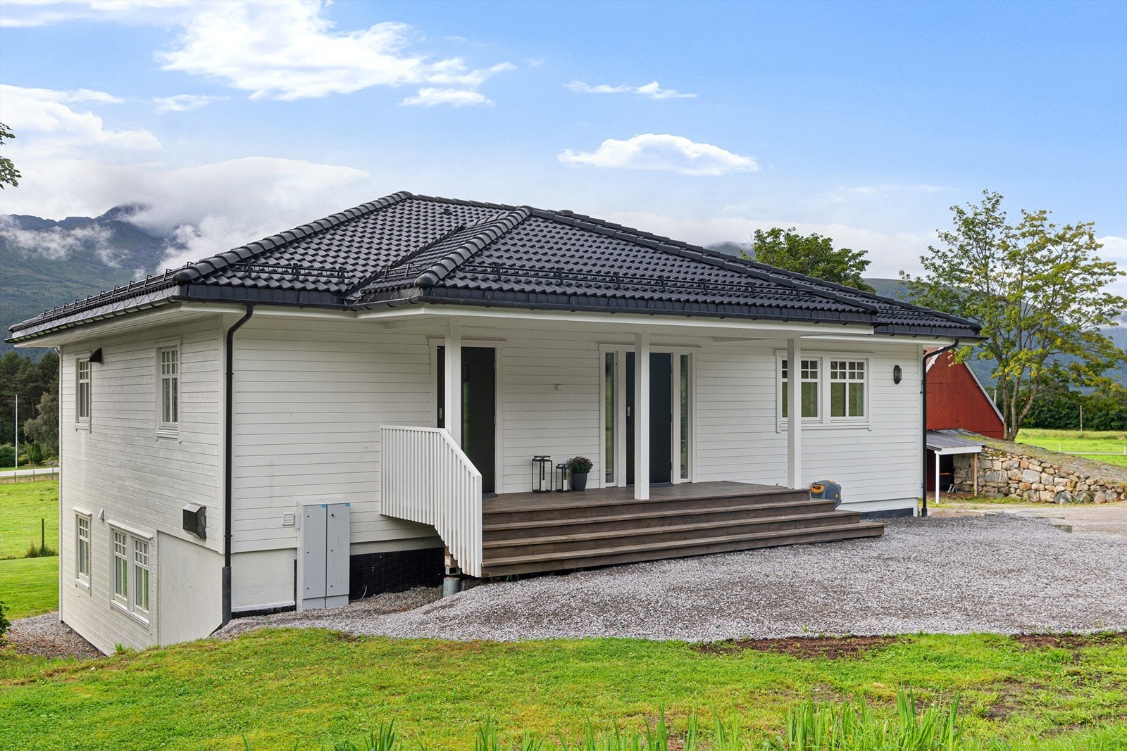 Overbygd inngangsparti. Det er egen inngang til bod/vaskerom. Galleribilde