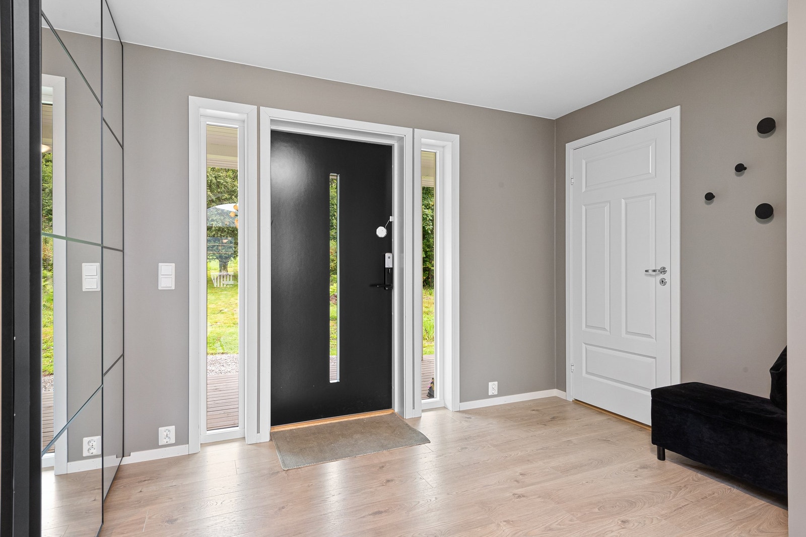 Velkommen inn! Entre/hall har skyvedørsgarderobe hvor ene dør har speilfront. Galleribilde
