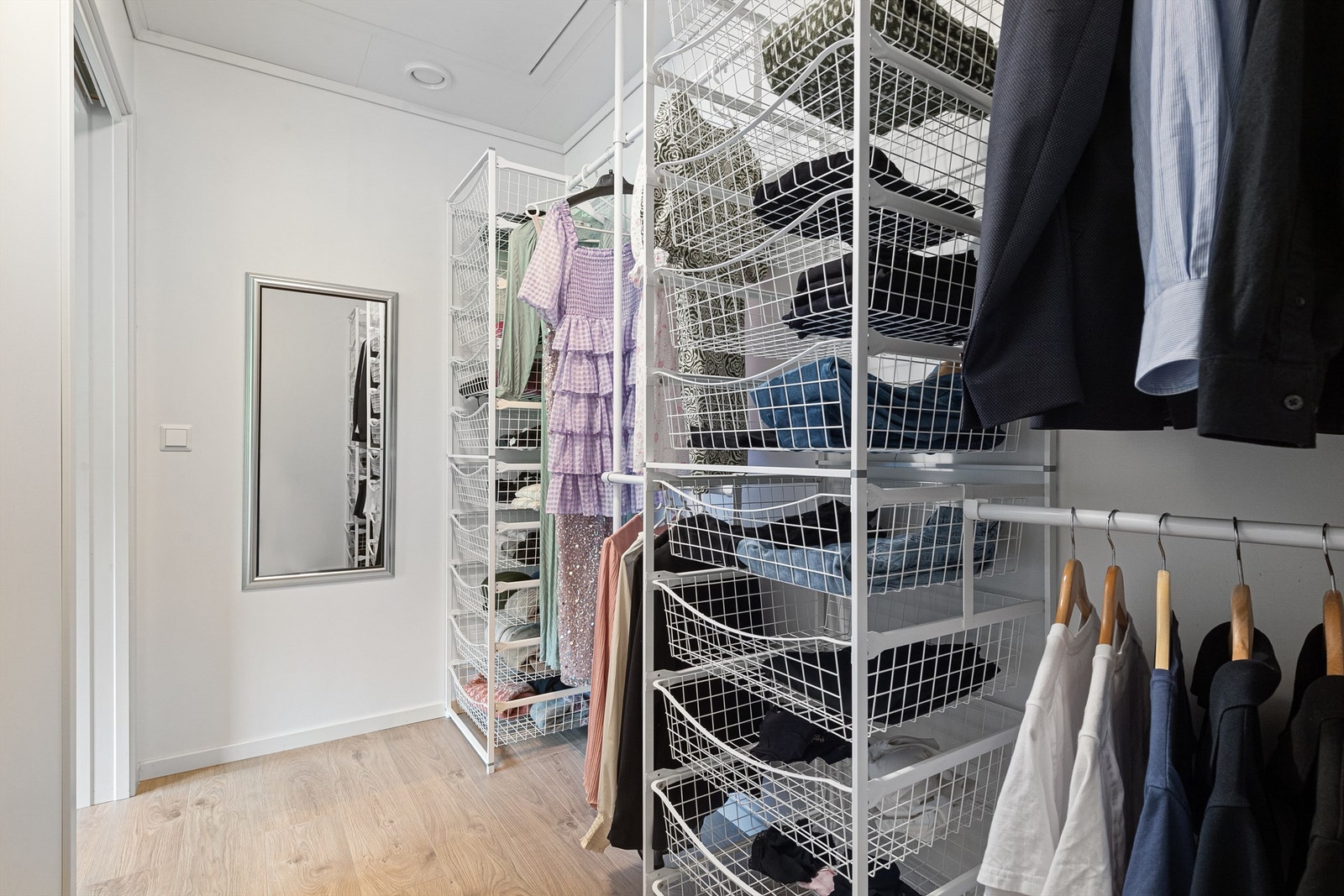 Garderobe i tilknytning til soverom i hovedetasje. Galleribilde