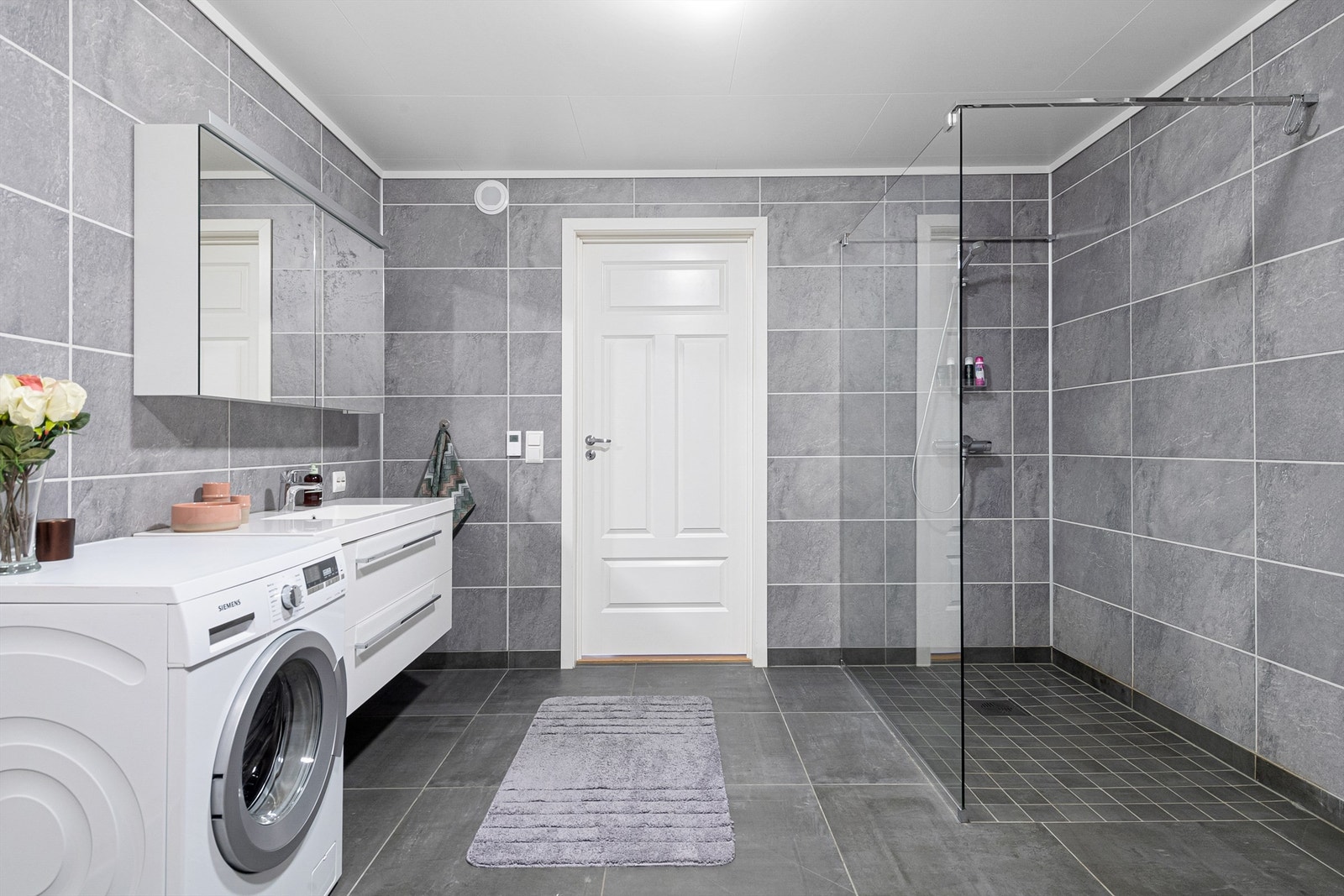 Badet i underetasjen har både badekar og dusj med glassvegg. Galleribilde