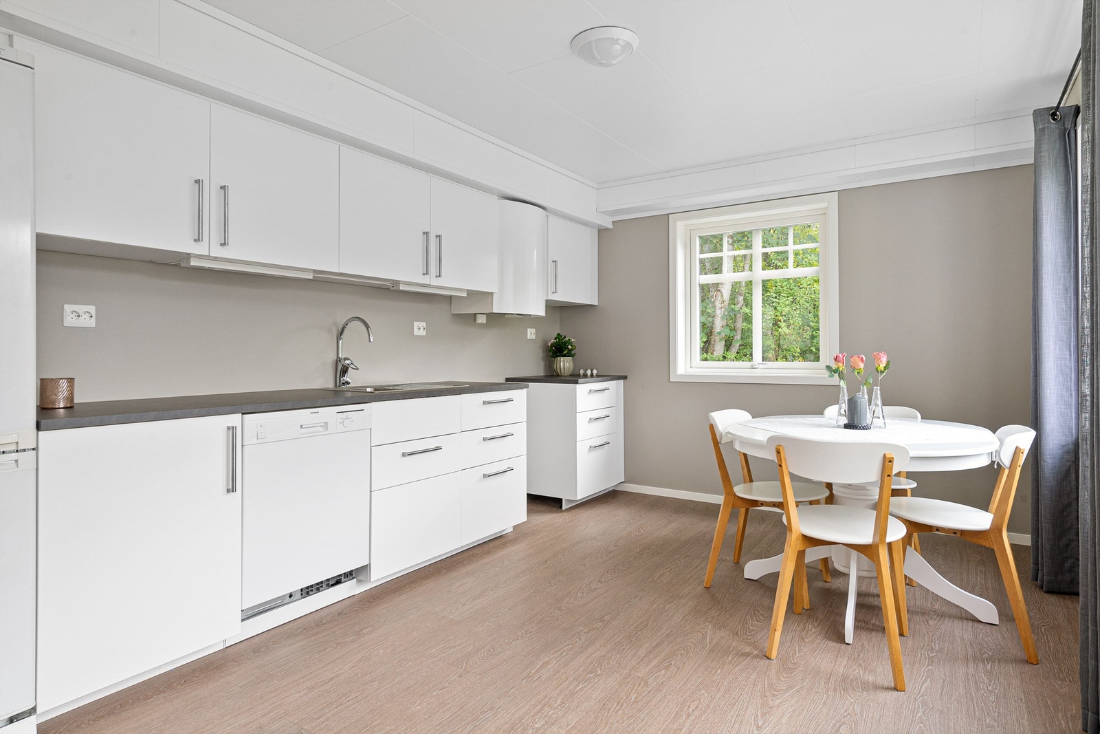 Innredning med glatte fronter og laminat benkeplate. Galleribilde