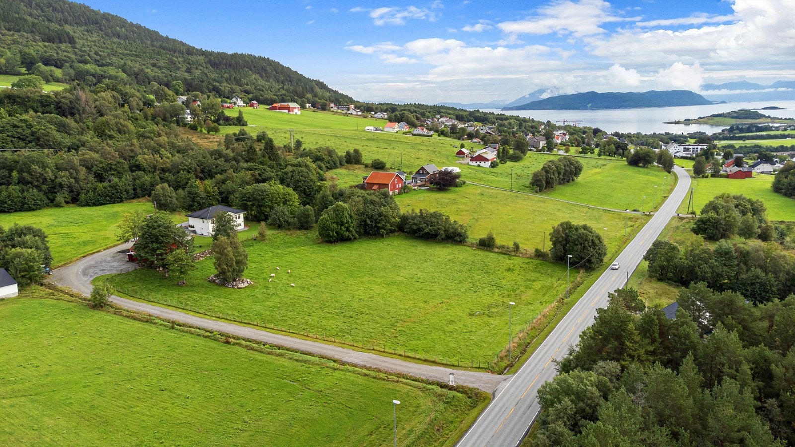 Eiendommen ligger godt tilbaketrukket fra veien Galleribilde