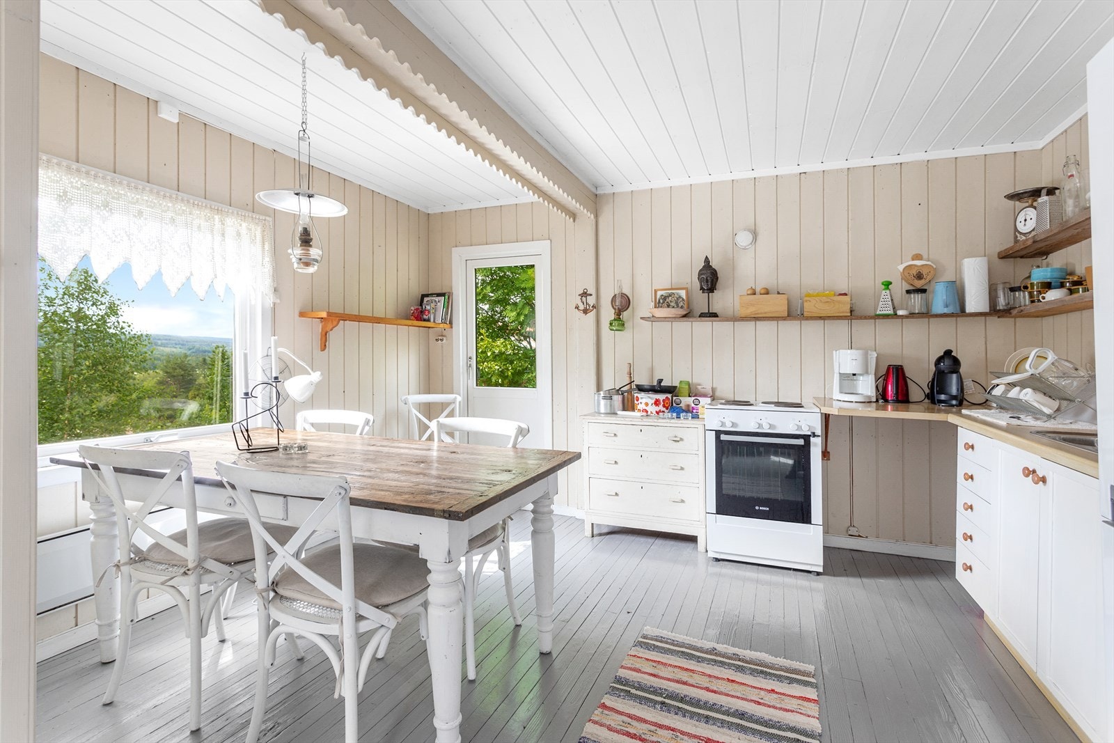 Fint hytte kjøkken god plass til spisebord. Galleribilde