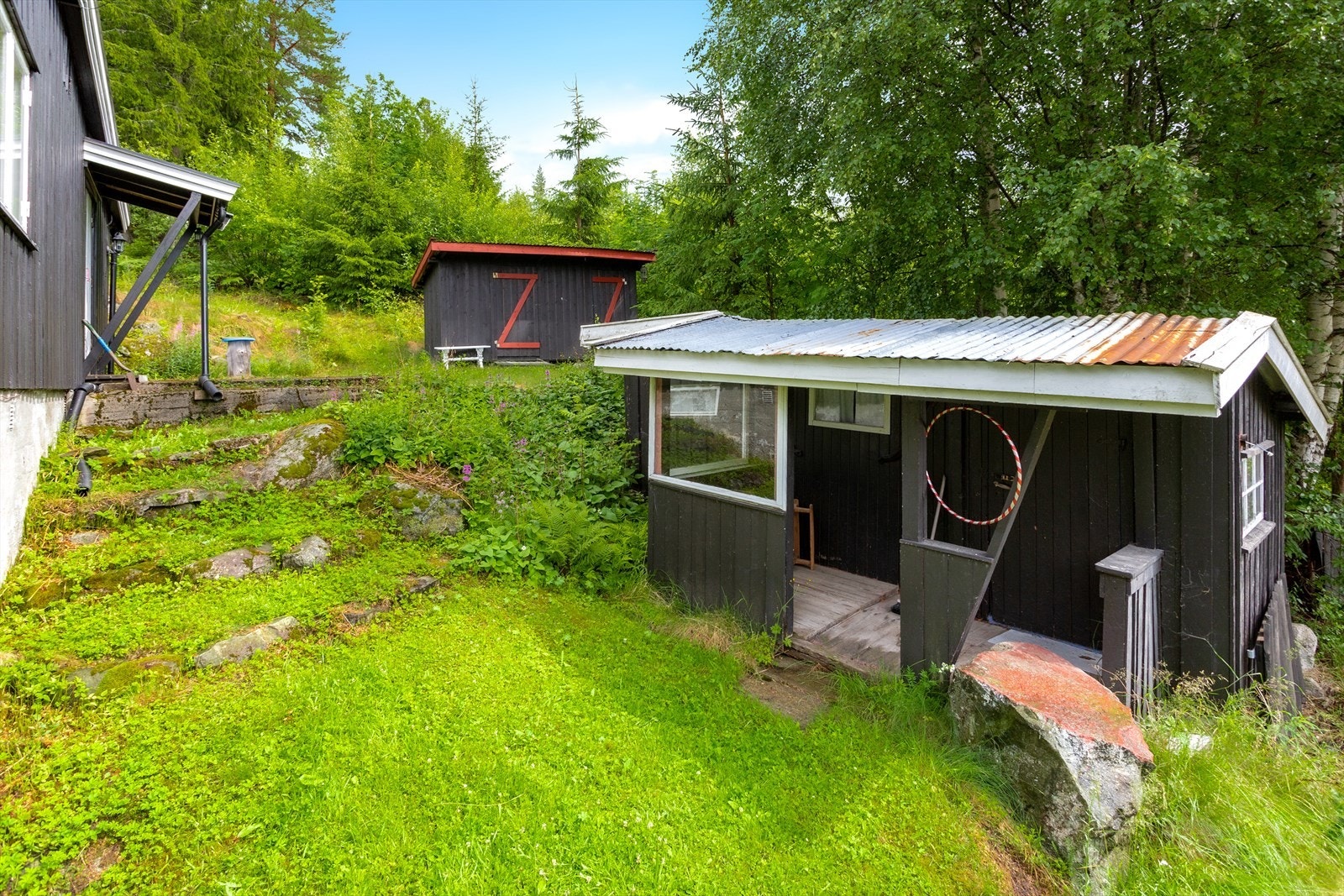 Anneks. Obs dette er bygget over grensen ti nabo tomt. Galleribilde
