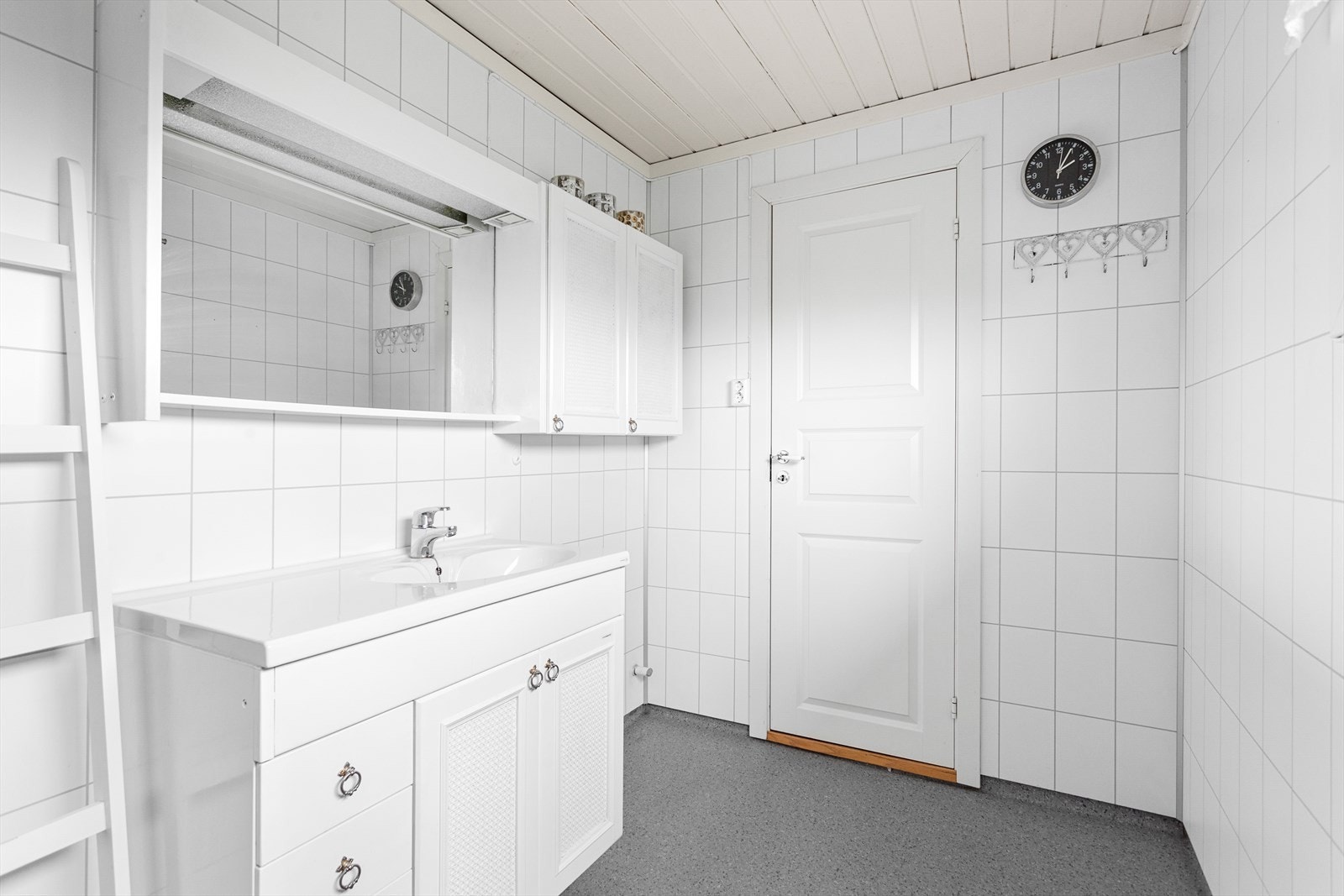 Pent og praktisk bad med belegg på gulvet og baderomsplater med flismønster på vegger. Galleribilde