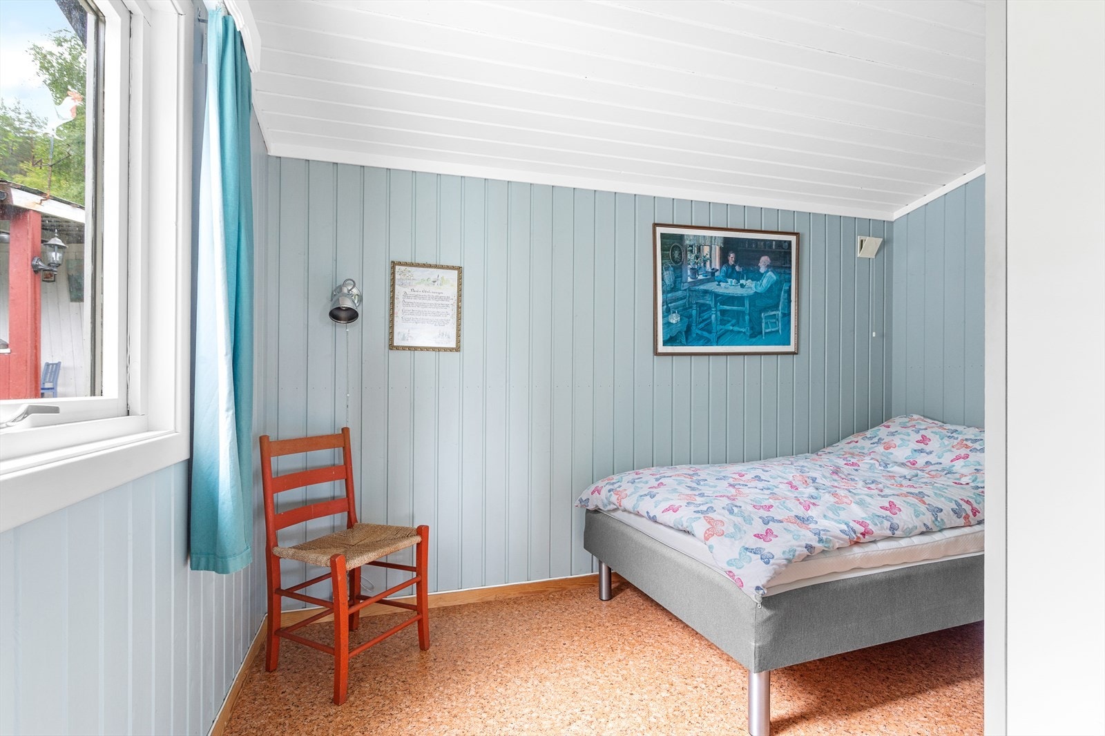 Plass for seng, nattbord og garderobeskap eller annen oppbevaring. Galleribilde