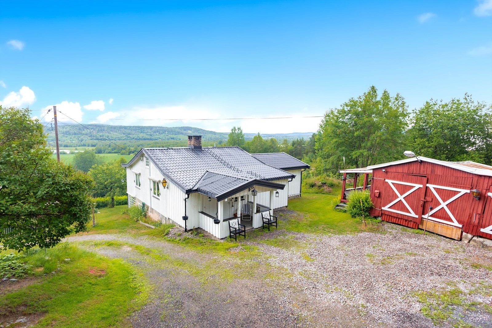 Hyggelig enebolig med uthus i rolige og landlige omgivelser. Galleribilde