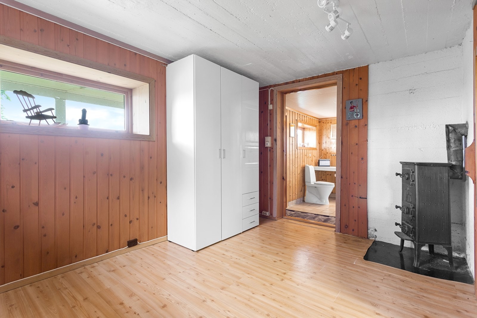 Hobbyrom/kjellerstue med vedovn. Galleribilde
