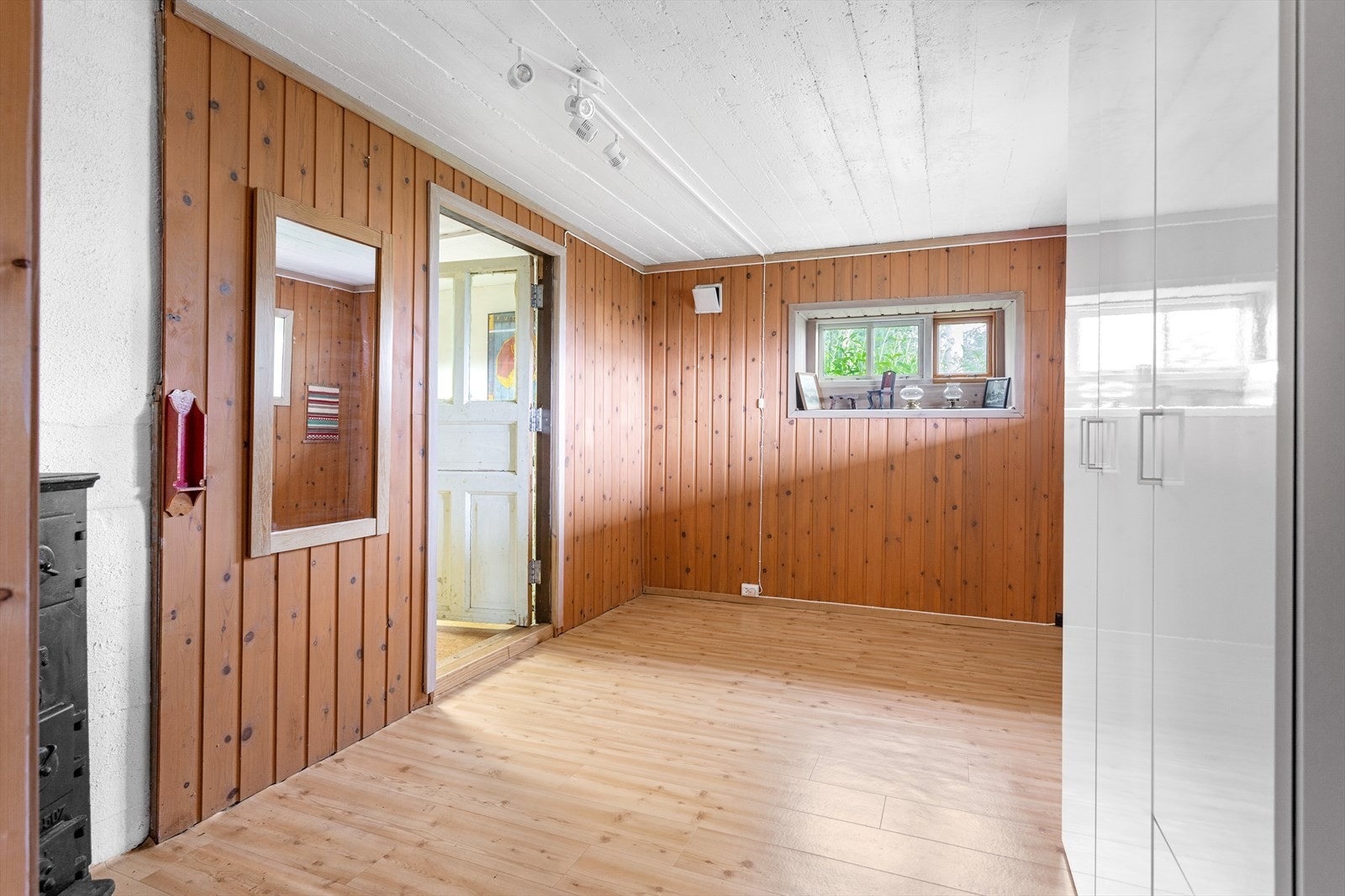 Hobbyrom/kjellerstue med vedovn. Galleribilde