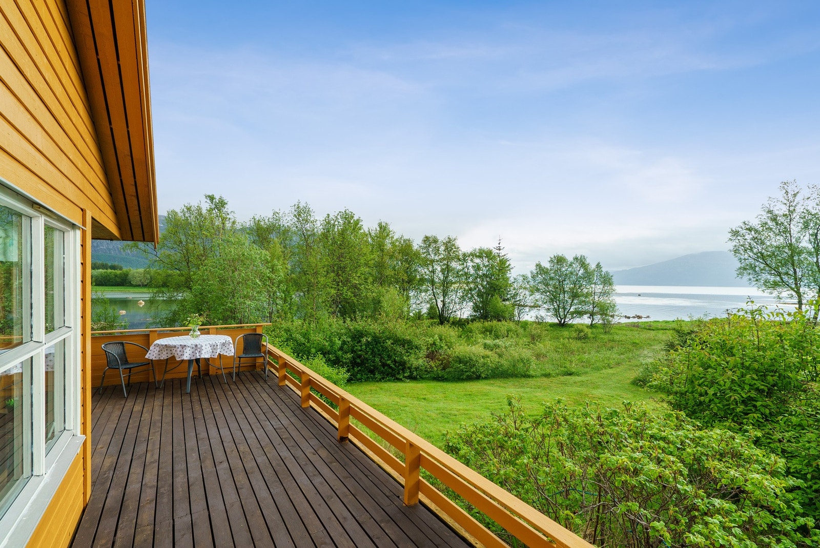 Her kan du sitte ute å nyte både solrike dager og utsikten mot fjorden Galleribilde