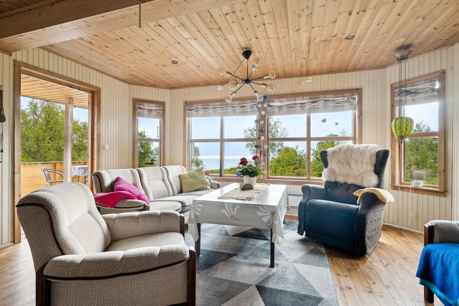 Møblene i hytta følger med, så her er det bare å ta med seg mat og drikkevann og starte ferien! Galleribilde