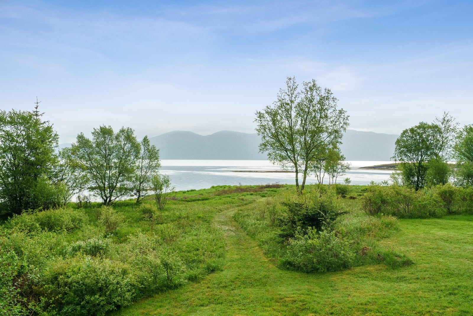 Det er kort vei ned til fjæra - Den som leter finner også strender langs havkanten på øya Galleribilde