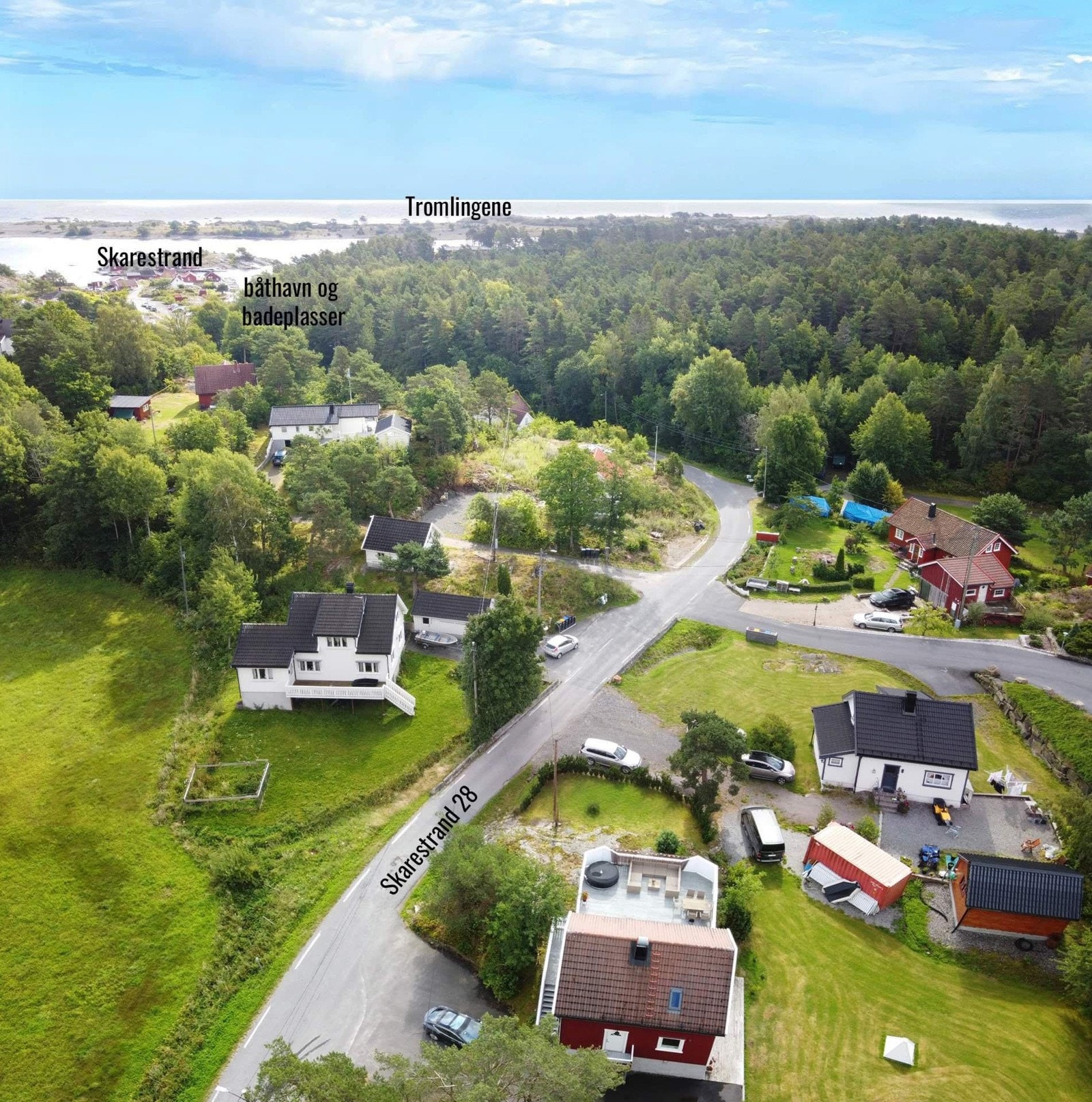 Dronebilde over området, med boligen nederst i bildet. Galleribilde