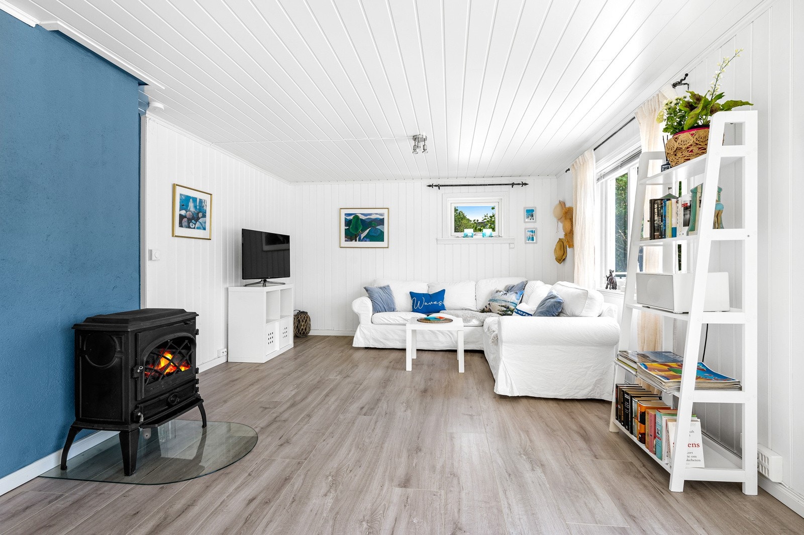 Stuen har lyse fine flater og vinduer som gir godt med naturlig lys. Galleribilde