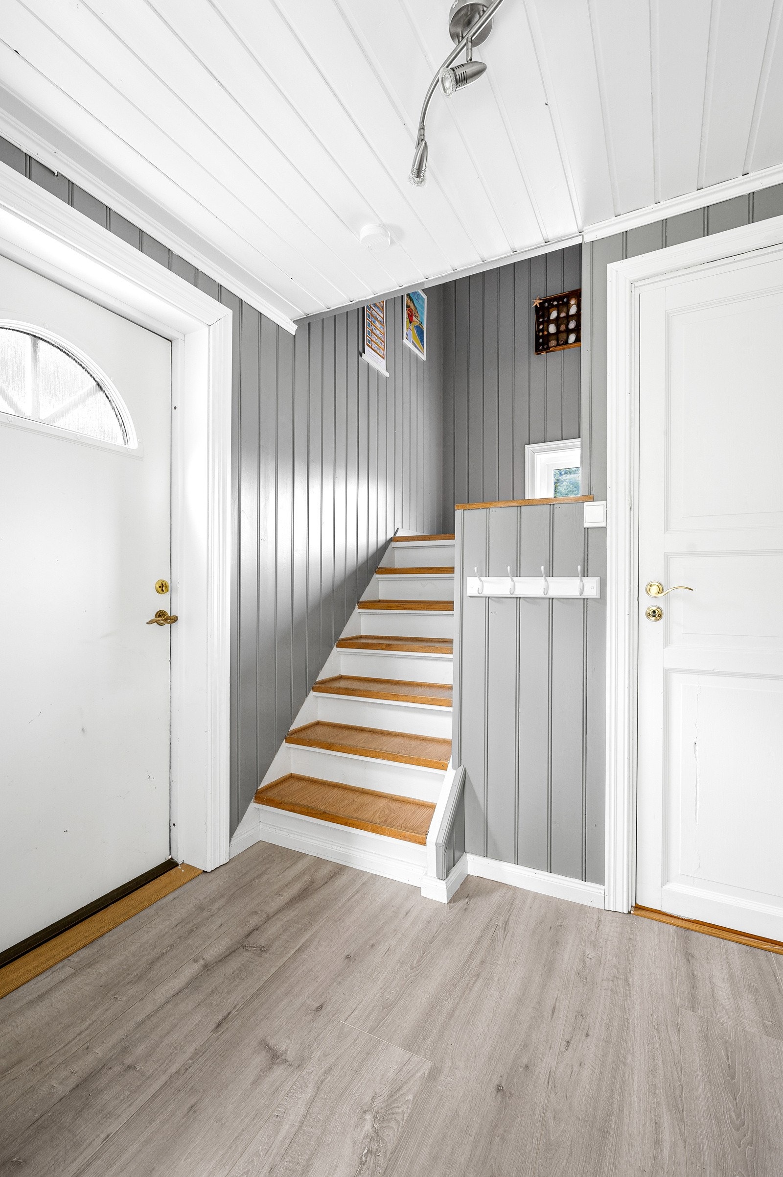 Entrè med laminat på gulv og malte flater i fine fargetoner. Galleribilde