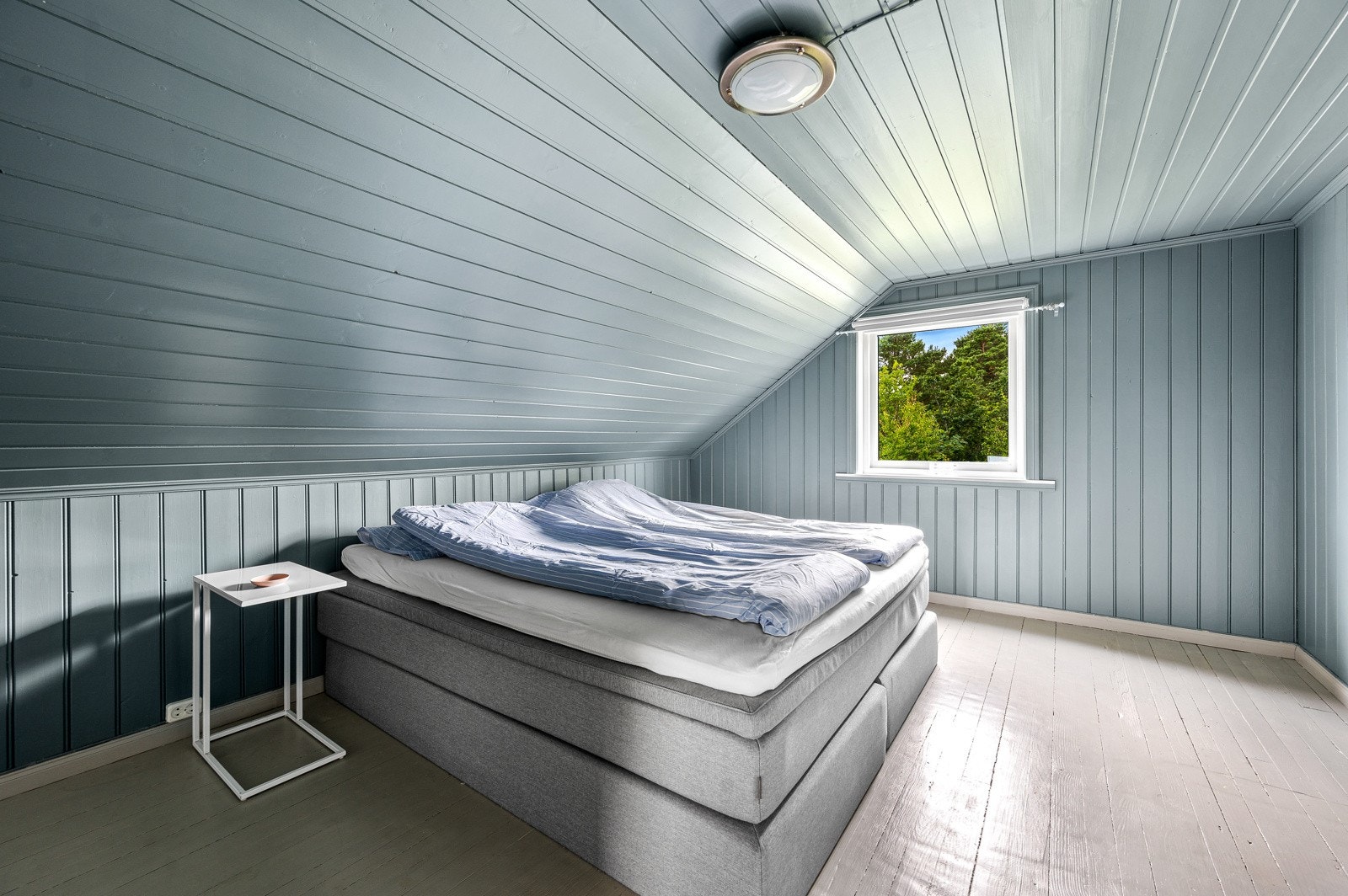 Hoved soverommet er romslig med god plass til dobbeltseng. Galleribilde