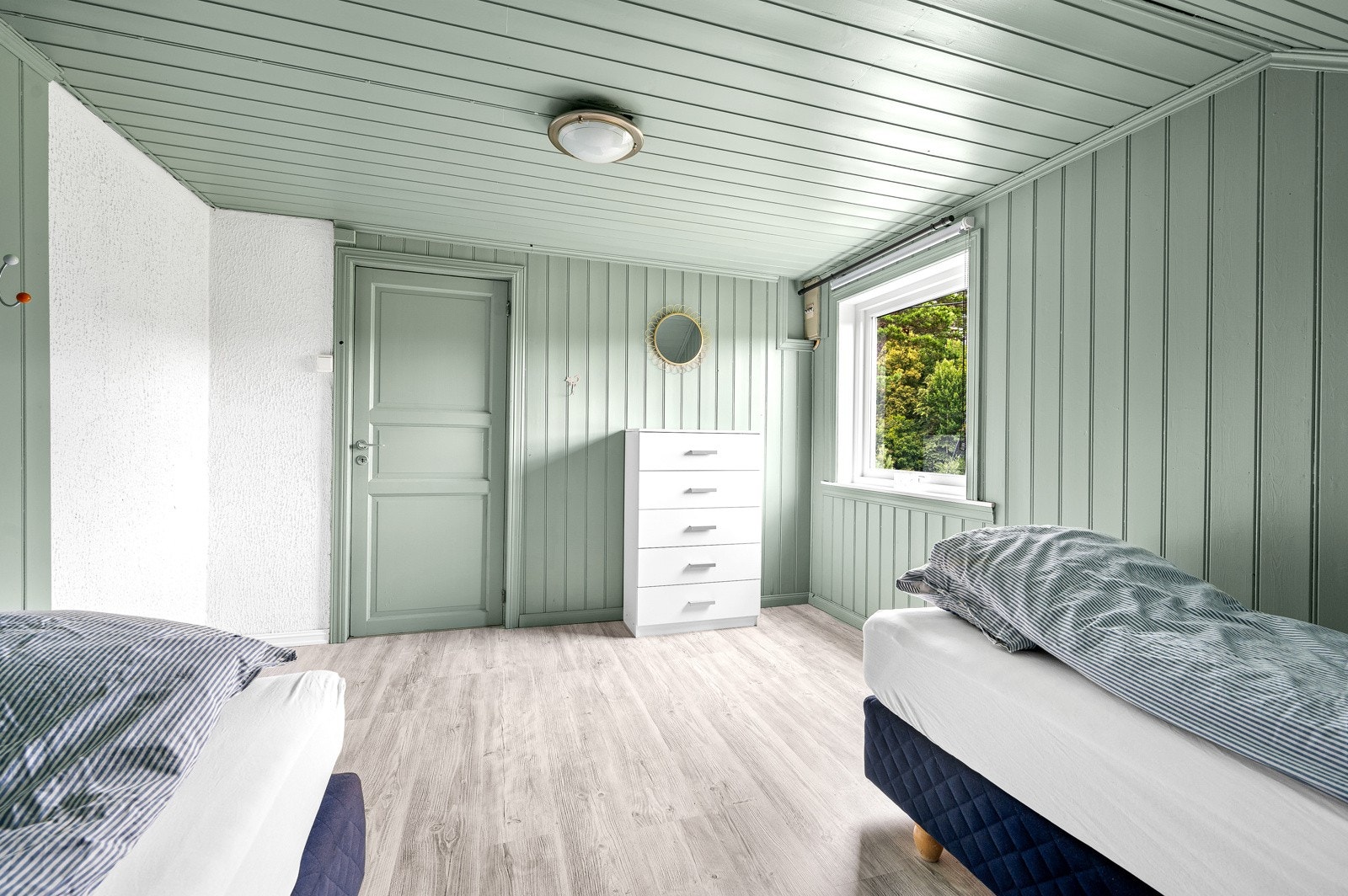 Begge soverommene er fint helmalt og har plass til dobbeltsenger, eller flere enkeltsenger. Galleribilde