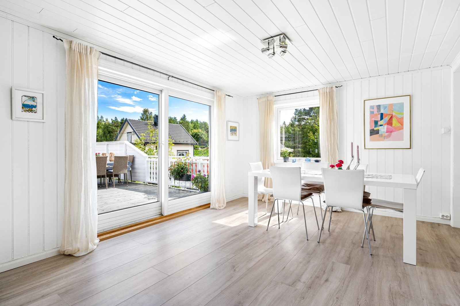 Den doble glassdøren ut til terrassen slipper inn rikelig med lys og gir rommet en luftig følelse. Galleribilde
