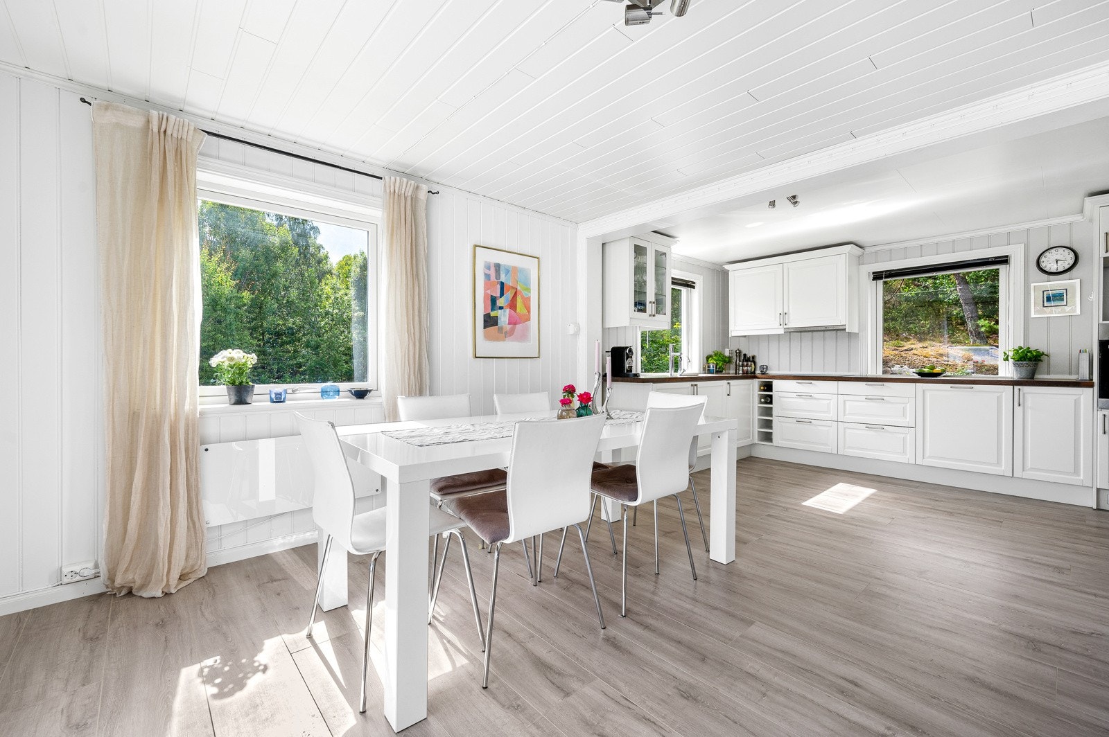 Her er det plass til stort spisebord og gode middager i hyggelig lag. Galleribilde