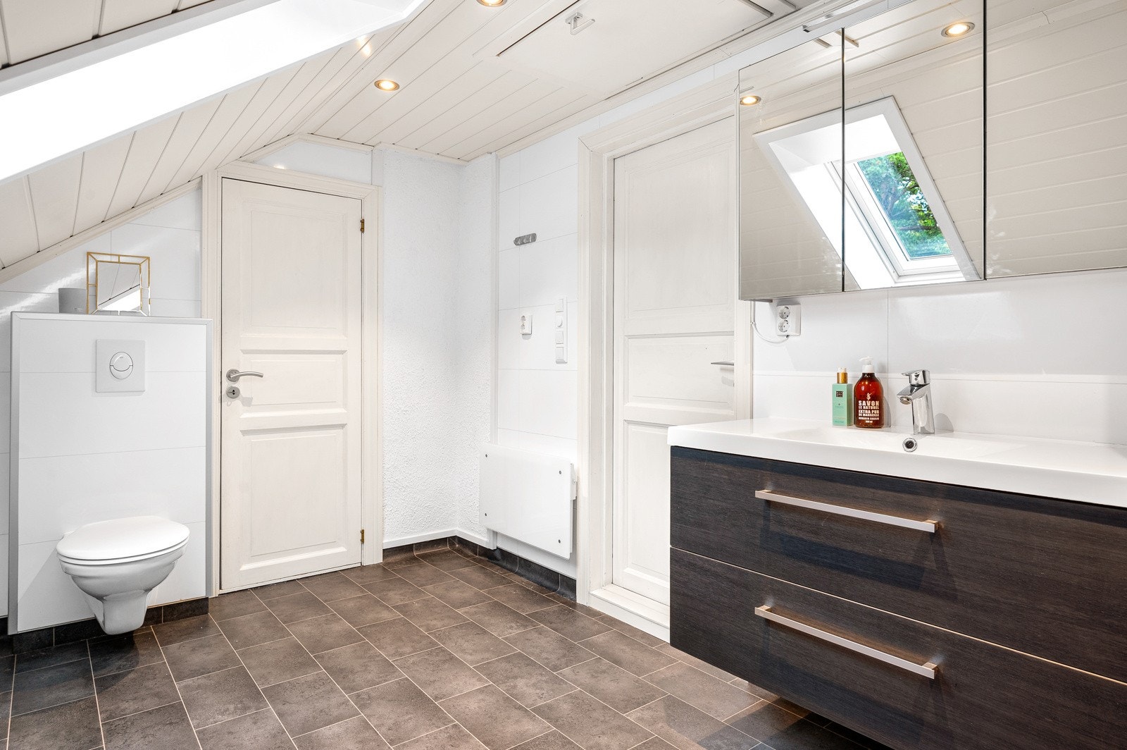 Deilig gulvvarme på badet i 2 etasjen. Galleribilde