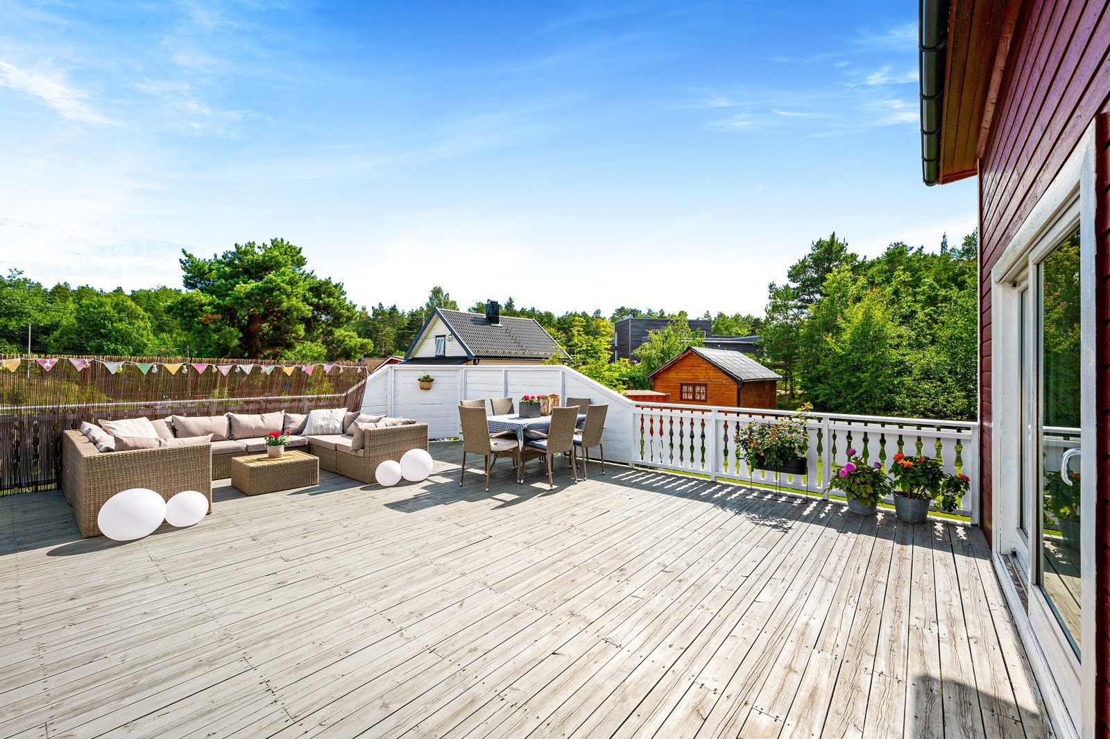 Stor og solrik terrasse med masse plass til å lage seg et hyggelig uterom. Galleribilde