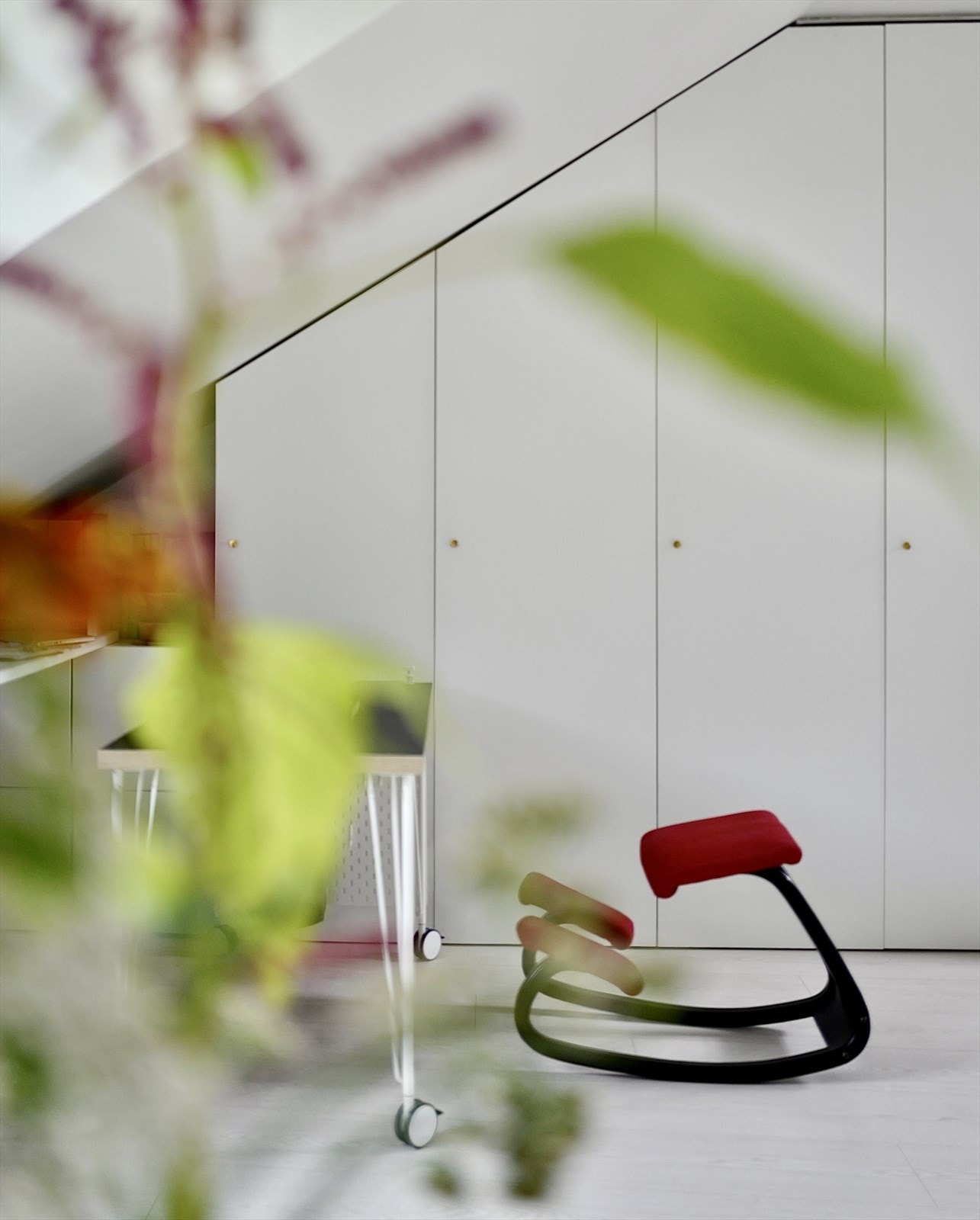 I stuen er det god plass til skrivebord - plassbygget benk medfølger handelen Galleribilde