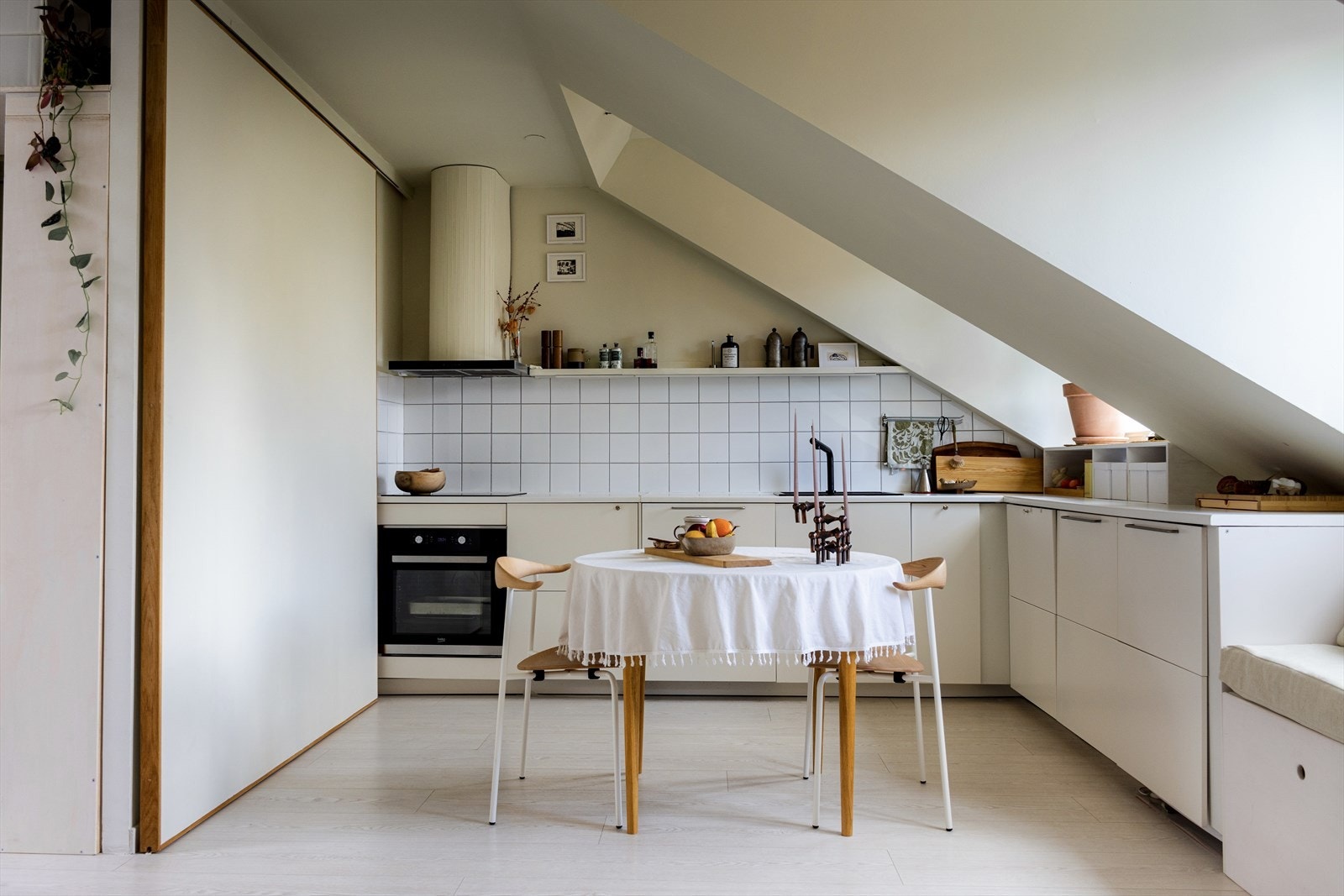 Kjøkkenet består av integrert platetopp, komfyr, kjøl- og fryseskap og vaskemaskin Galleribilde