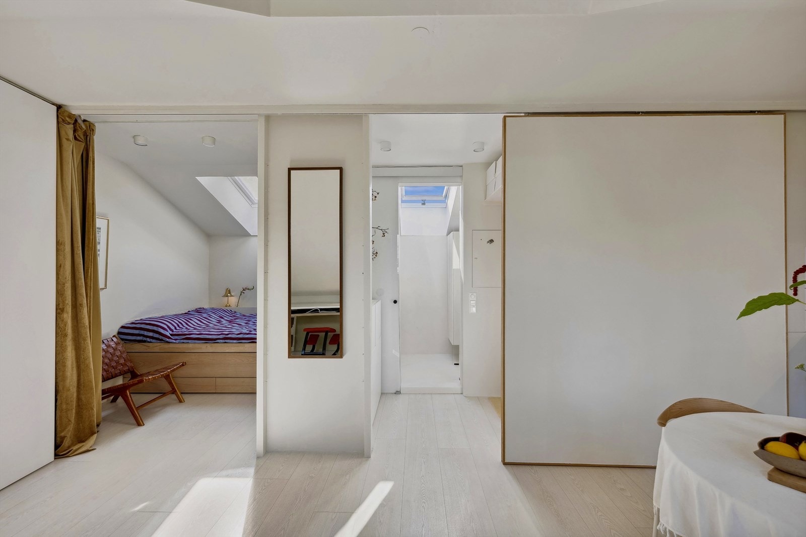 Boligen er utstyrt med skyvedør som går fra kjøkken til alkove Galleribilde