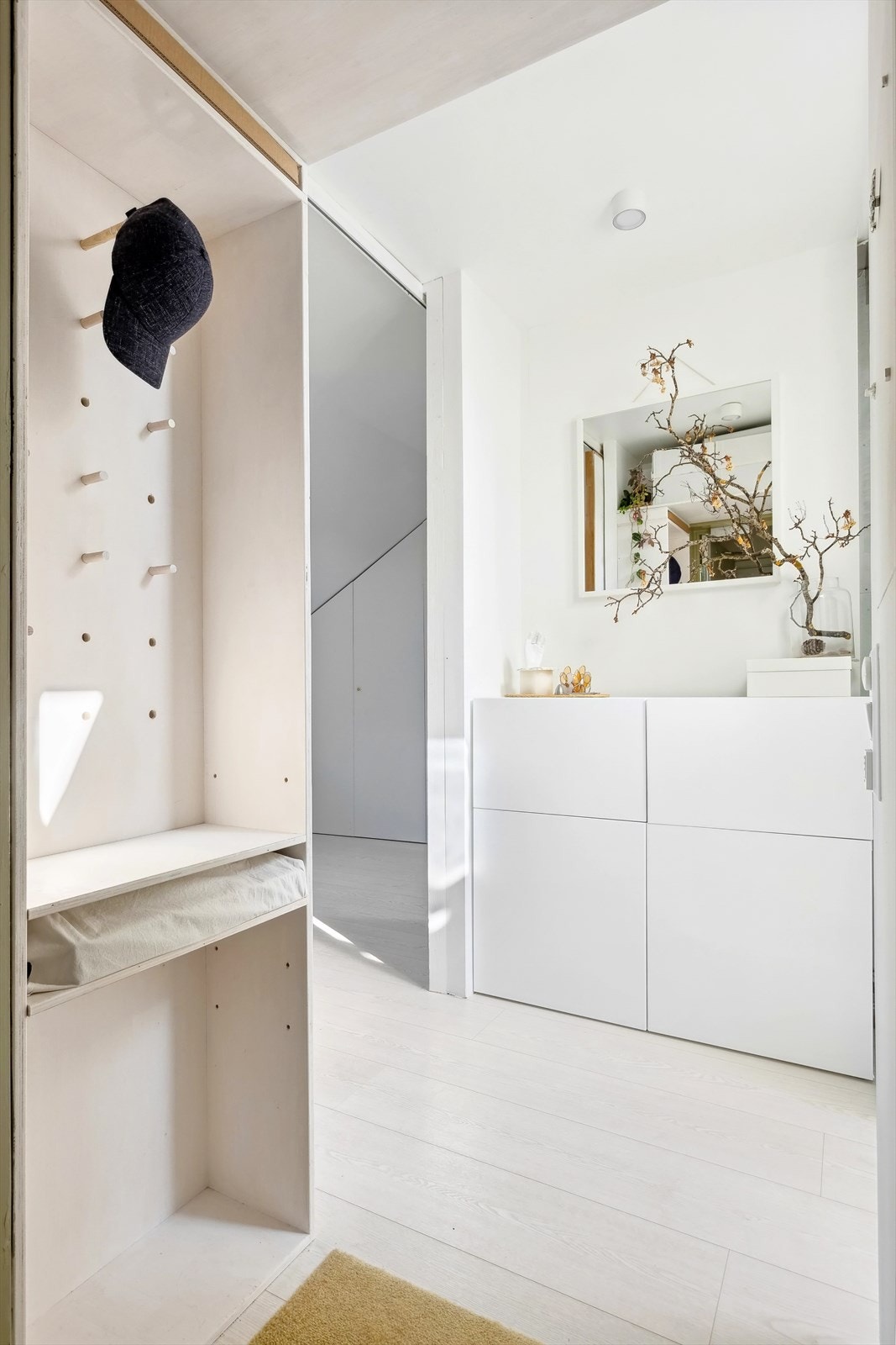 God plass til oppbevaring av yttertøy og sko i entré - boligen har oppgradert elektrisk anlegg, samt varmefolie i gulv utført av fagfolk Galleribilde