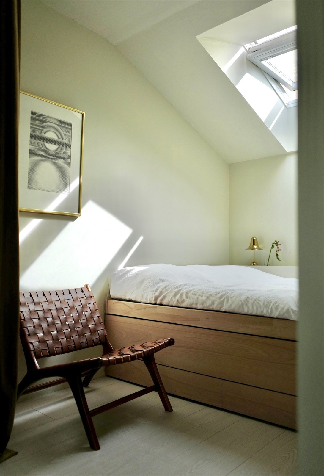 Alkoven ligger praktisk til adskilt fra stue og kjøkken Galleribilde