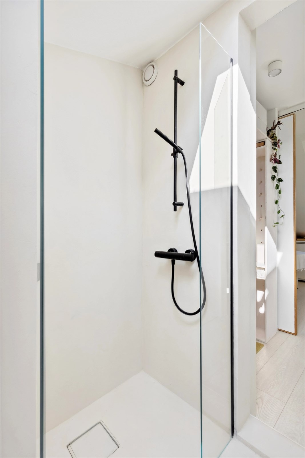 Baderommet har lekre sorte detaljer - naturlig ventilasjon Galleribilde