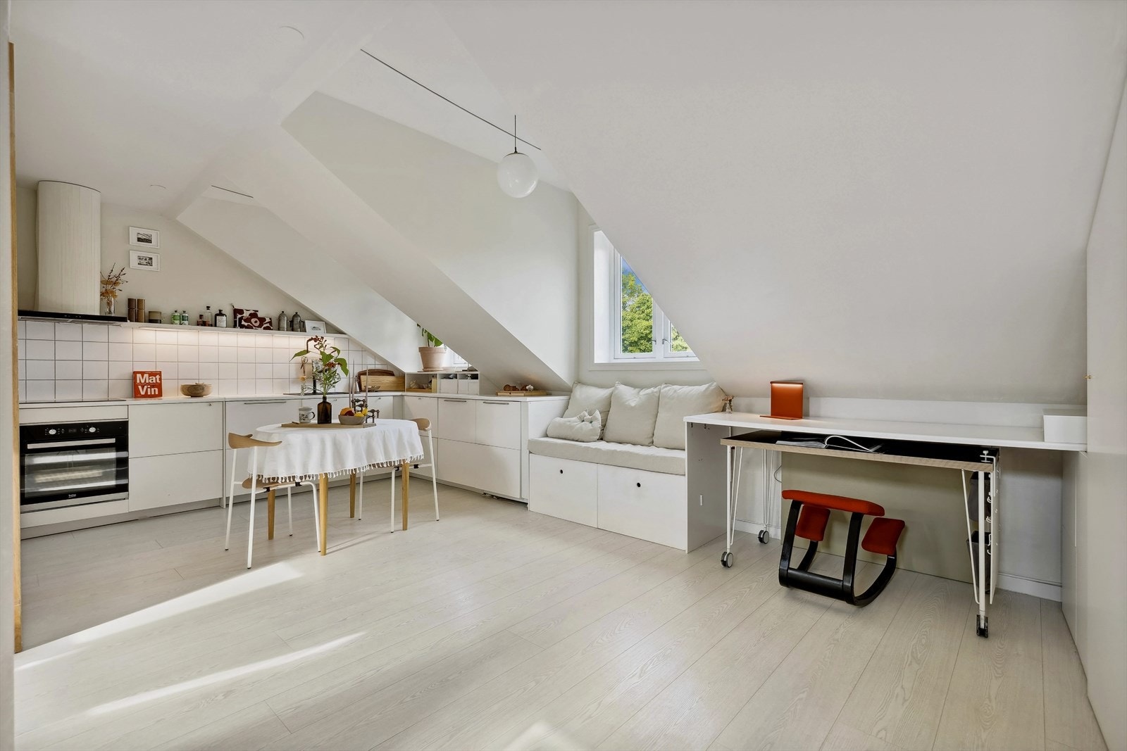 Svært lys og attraktiv stue - leiligheten har flere arkitekttegnede løsninger tilpasset boligen Galleribilde