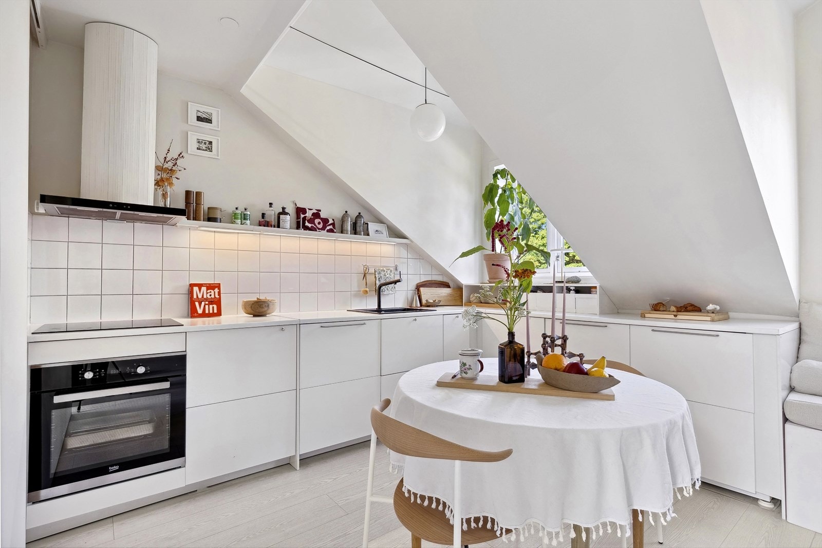 Pent kjøkken med slette fronter og godt med oppbevaringsplass - varmtvannstank på 107 liter fra 2019 plassert i kjøkkenskap Galleribilde