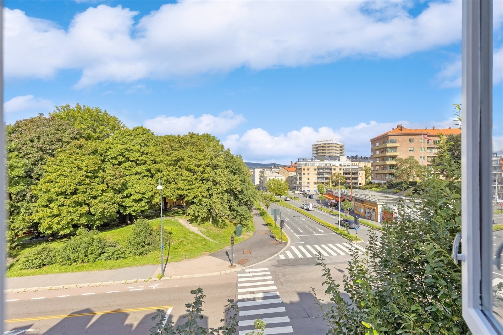 Leiligheten ligger i et hyggelig område med butikker, cafeér og frodige parker like i nærheten Galleribilde