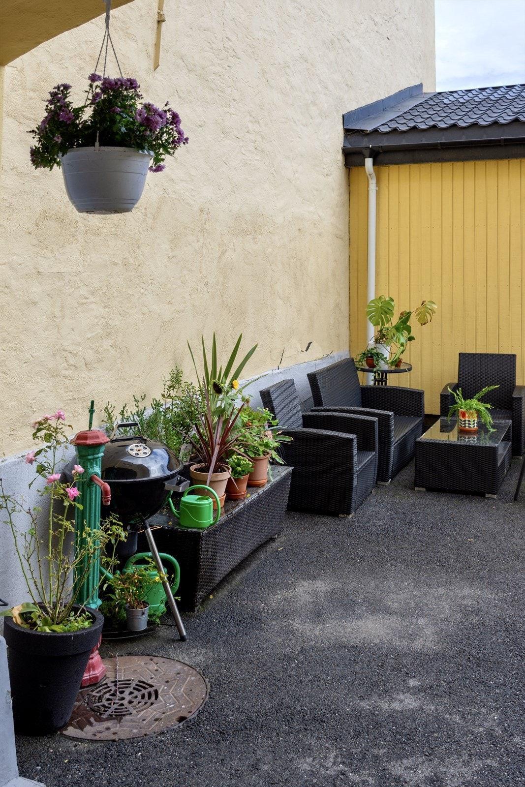 Koselig bakgård med beplantning, sittegrupper og grill Galleribilde