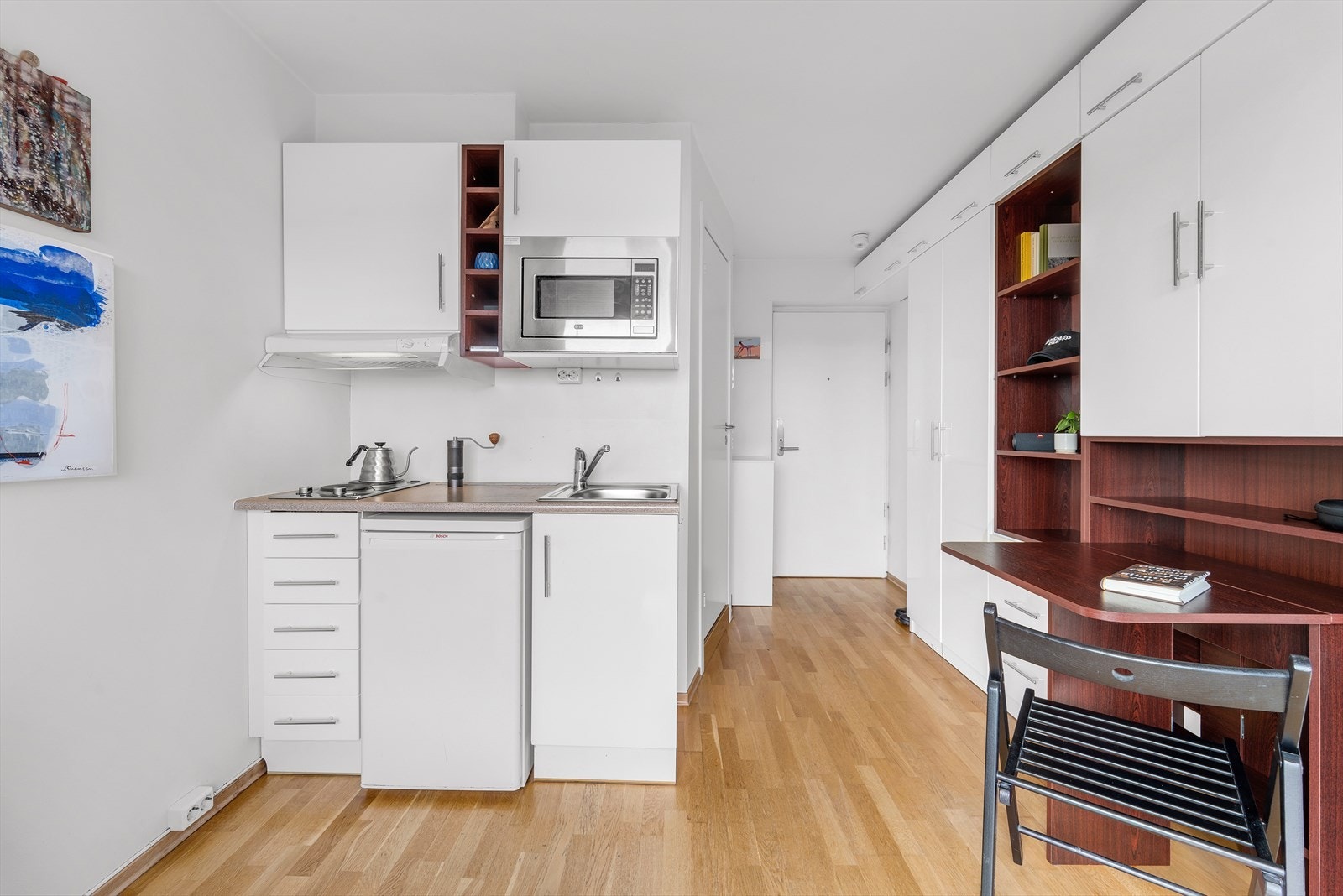 Praktisk kjøkken med mikro og platetopp Galleribilde