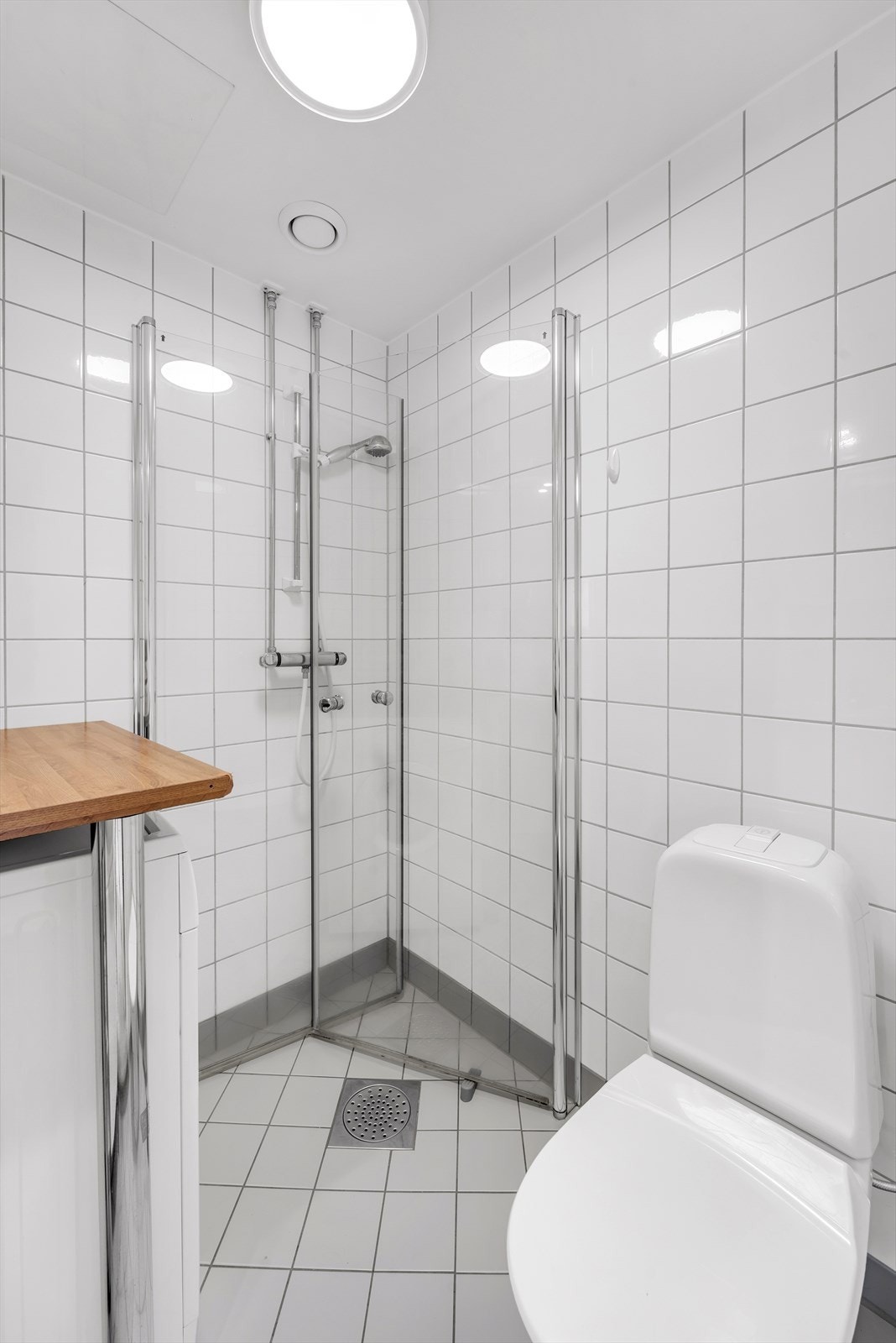 Helfliset baderom med plass og opplegg til vaskemaskin Galleribilde