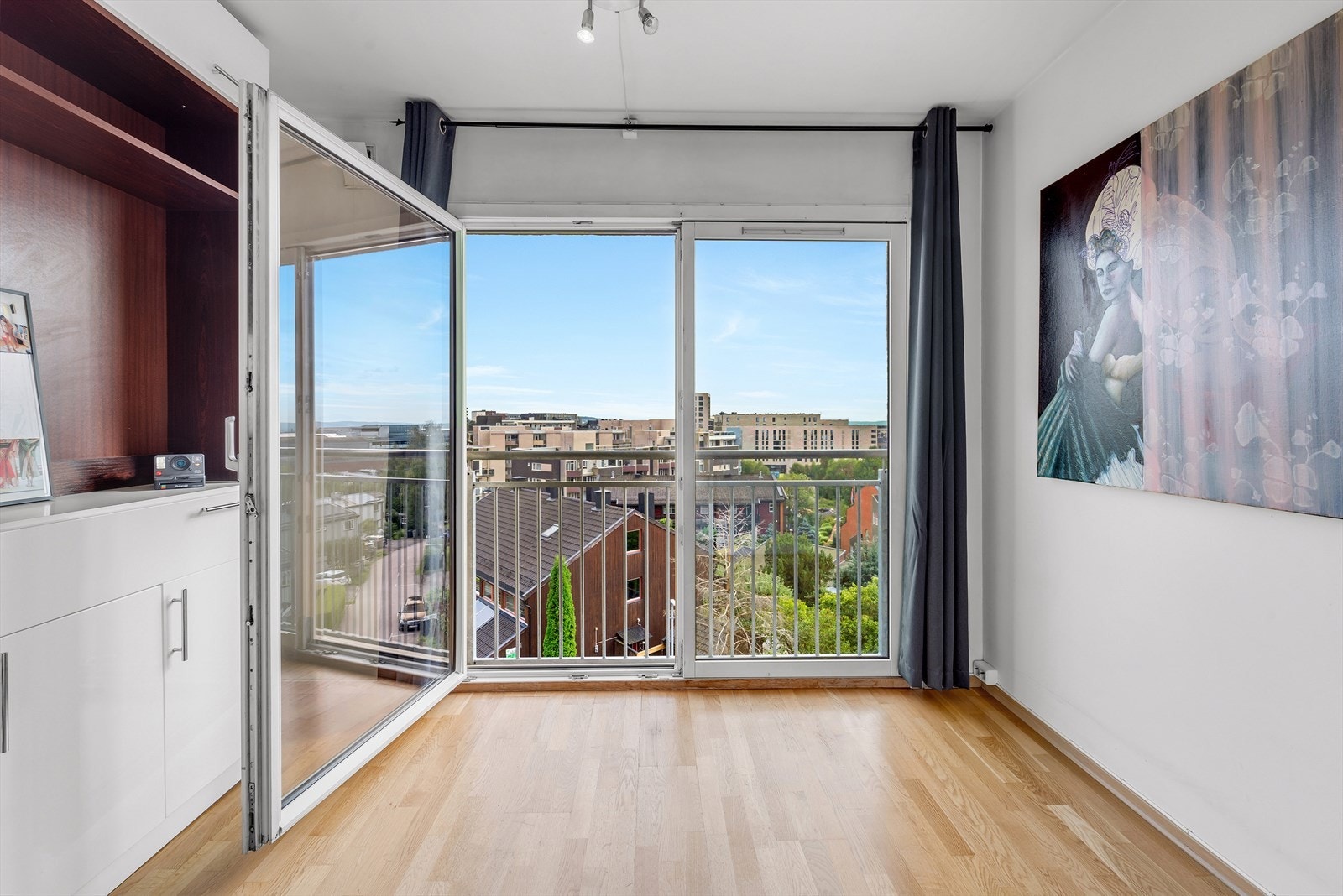 Dørene kan åpnes helt opp - Fritt og luftig! Galleribilde